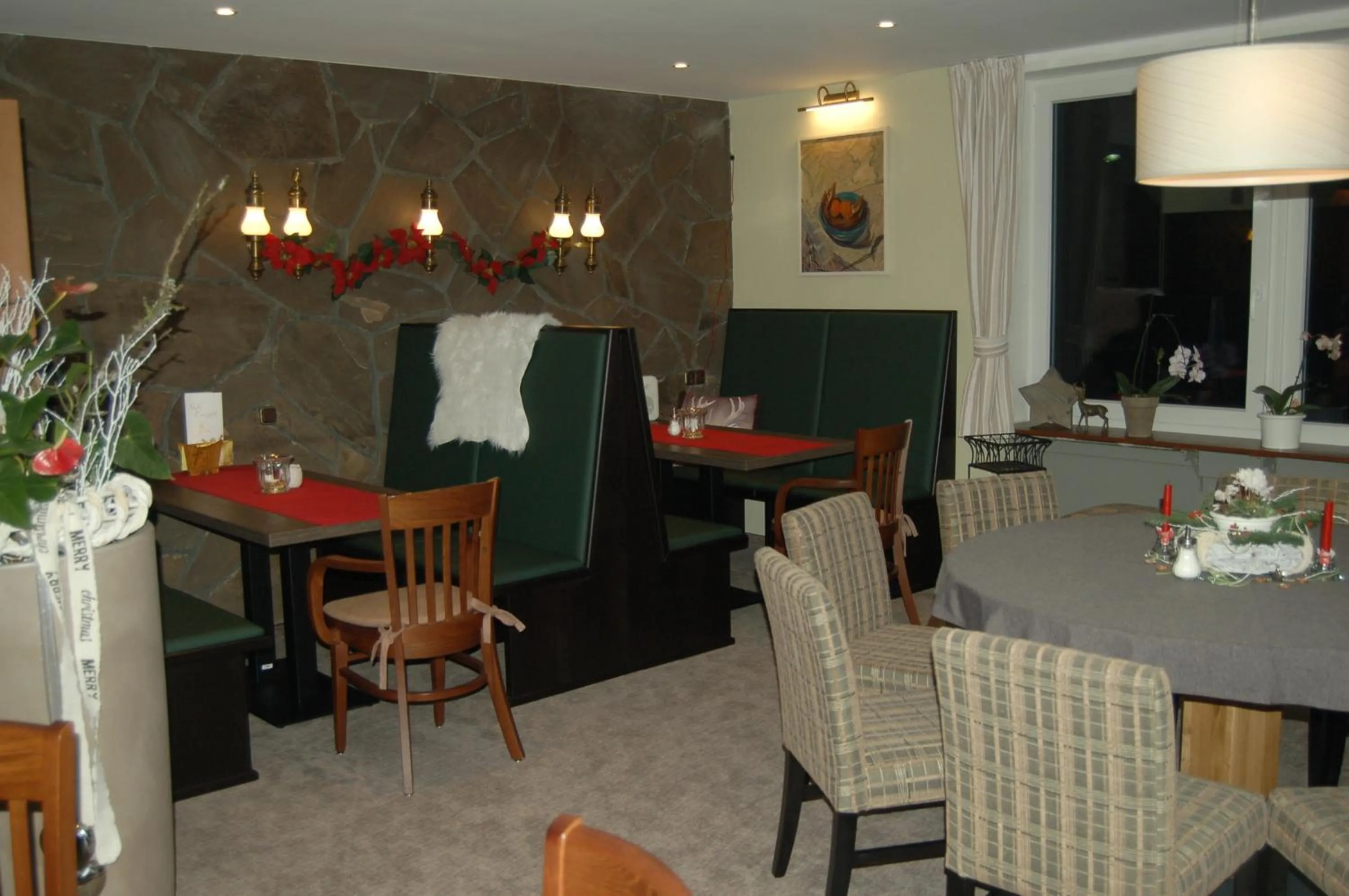Restaurant/places to eat in Hotel-Ferienwohnungen Cafe Maarblick