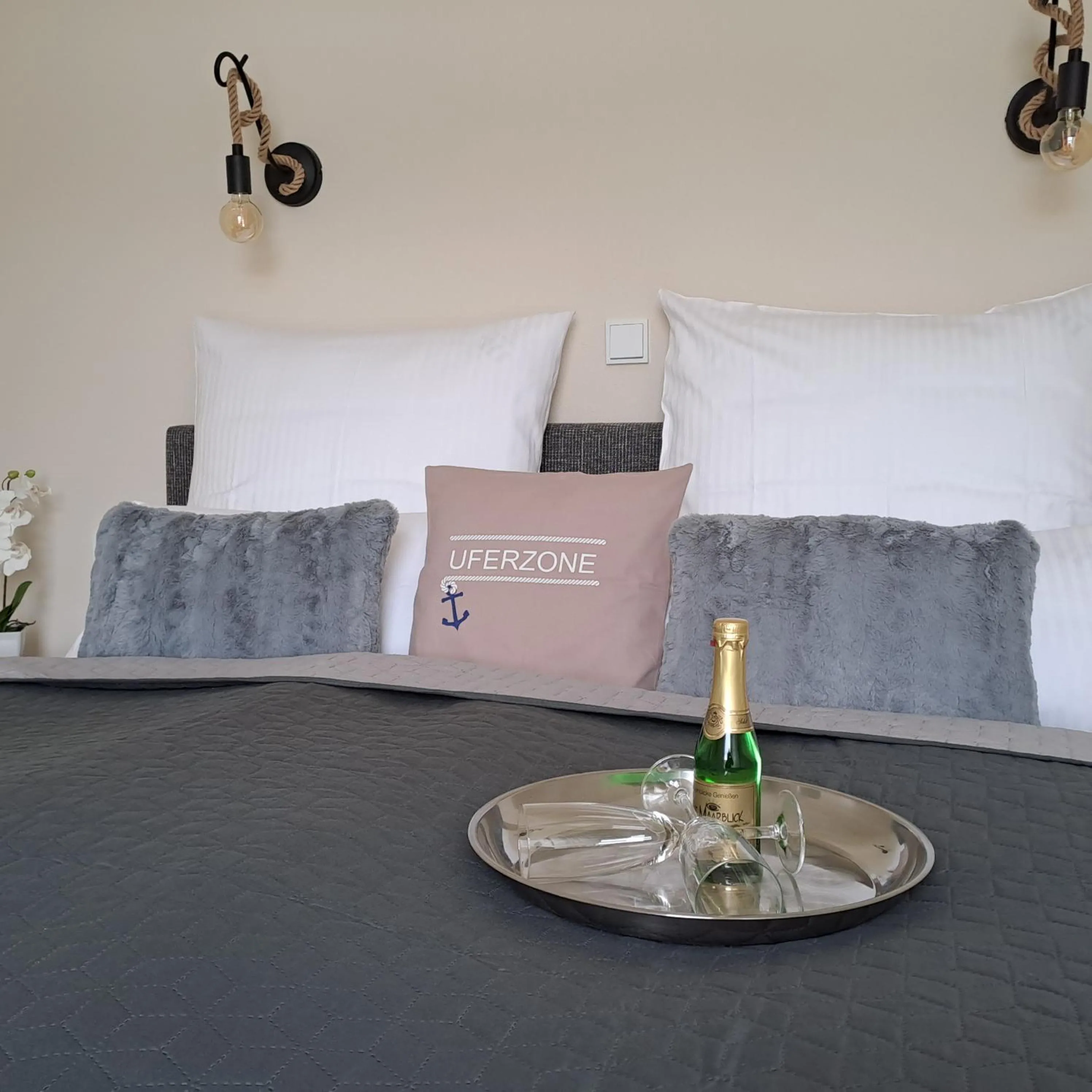 Bedroom, Bed in Hotel-Ferienwohnungen Cafe Maarblick
