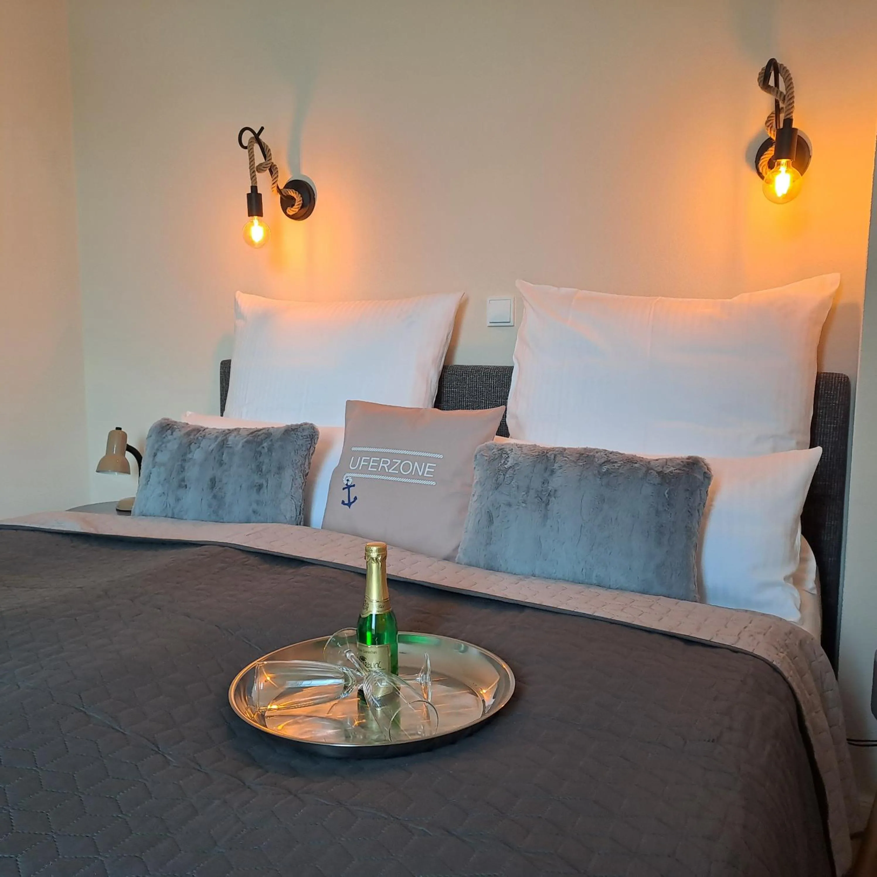 Bed in Hotel-Ferienwohnungen Cafe Maarblick