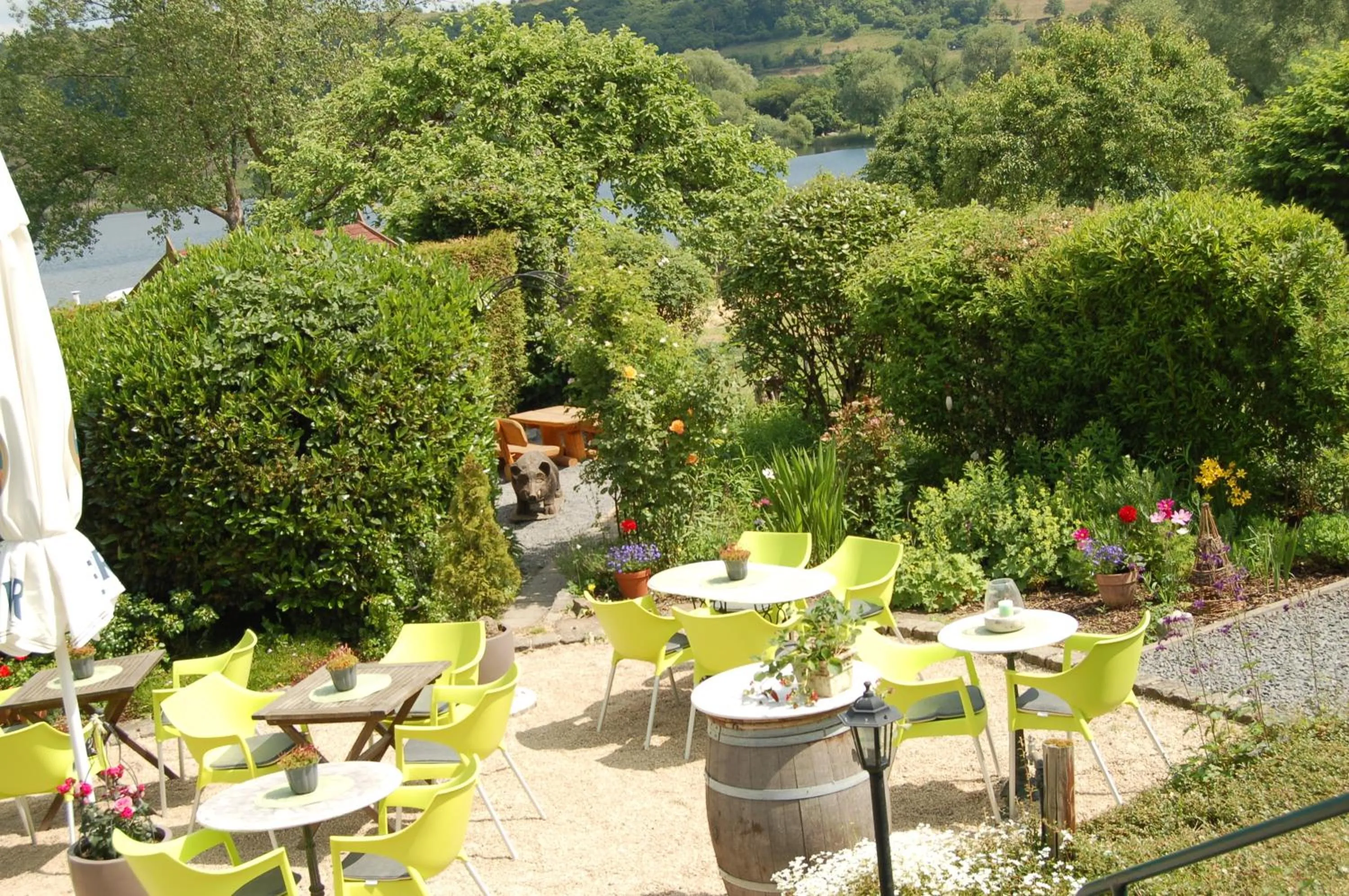 Garden view in Hotel-Ferienwohnungen Cafe Maarblick