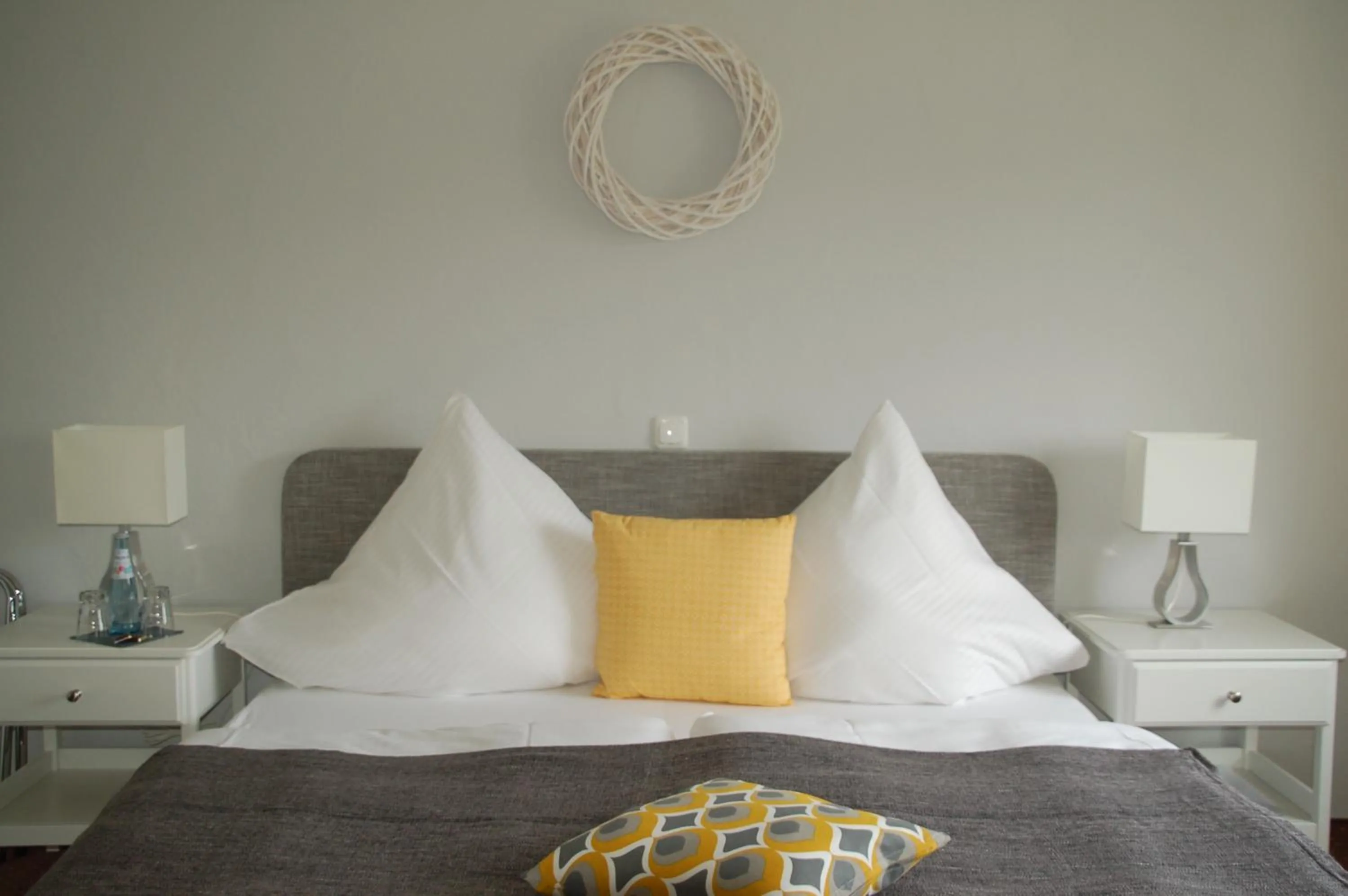 Bed in Hotel-Ferienwohnungen Cafe Maarblick