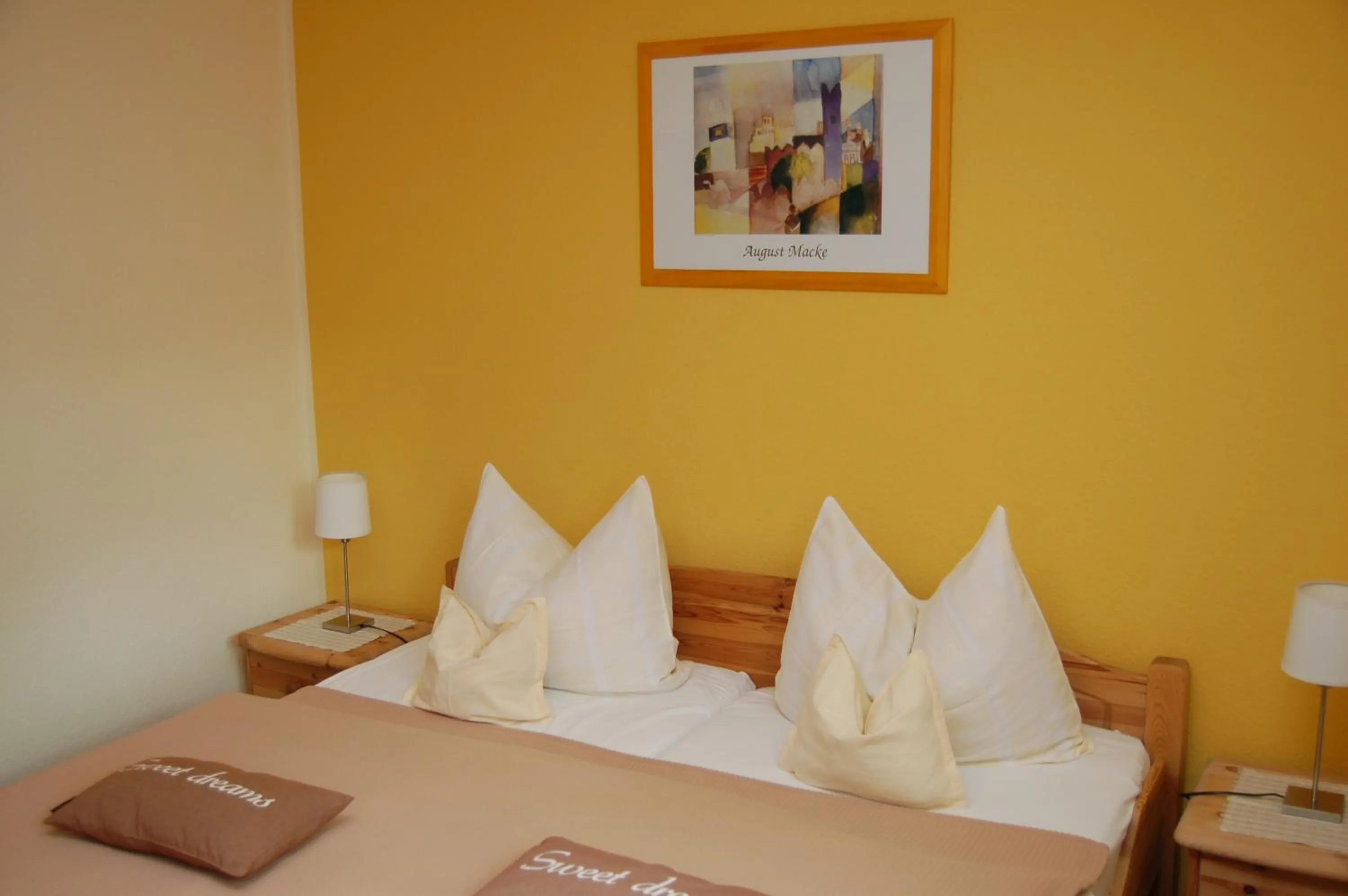 Bed in Hotel-Ferienwohnungen Cafe Maarblick