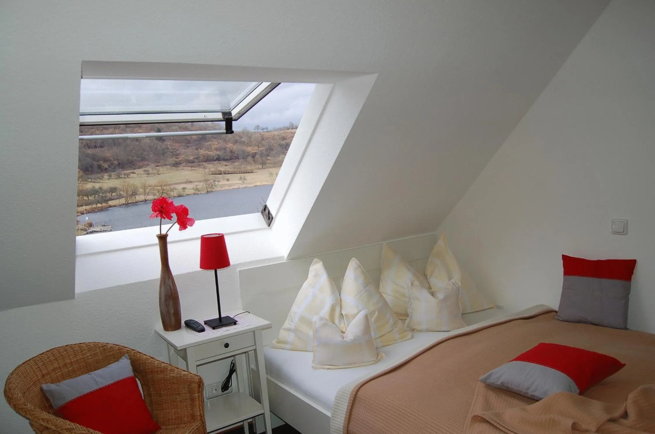 Bed in Hotel-Ferienwohnungen Cafe Maarblick