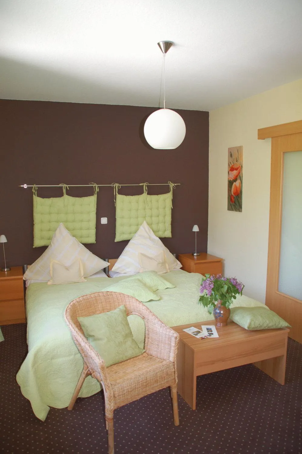 Bed in Hotel-Ferienwohnungen Cafe Maarblick
