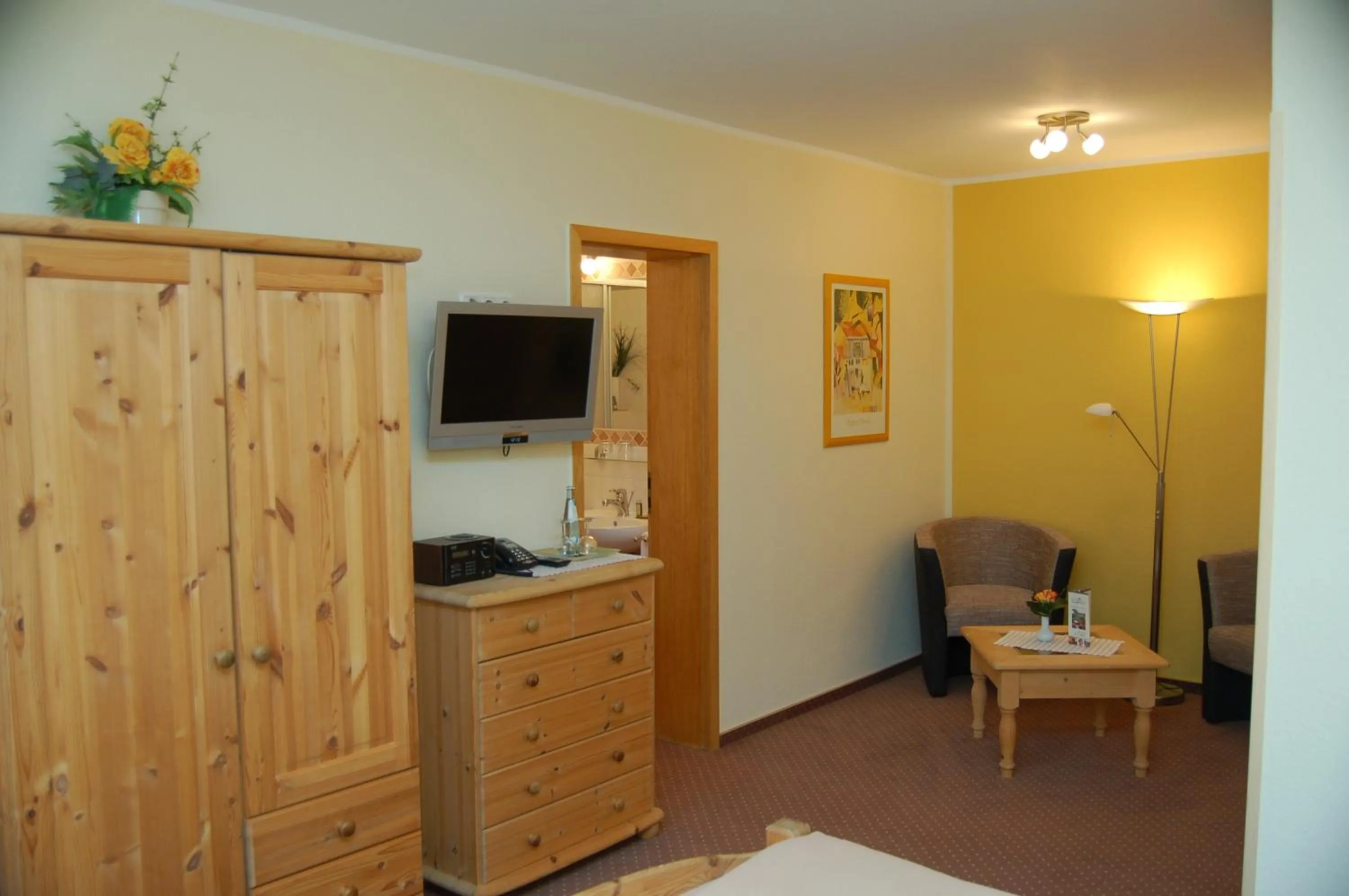 Photo of the whole room in Hotel-Ferienwohnungen Cafe Maarblick