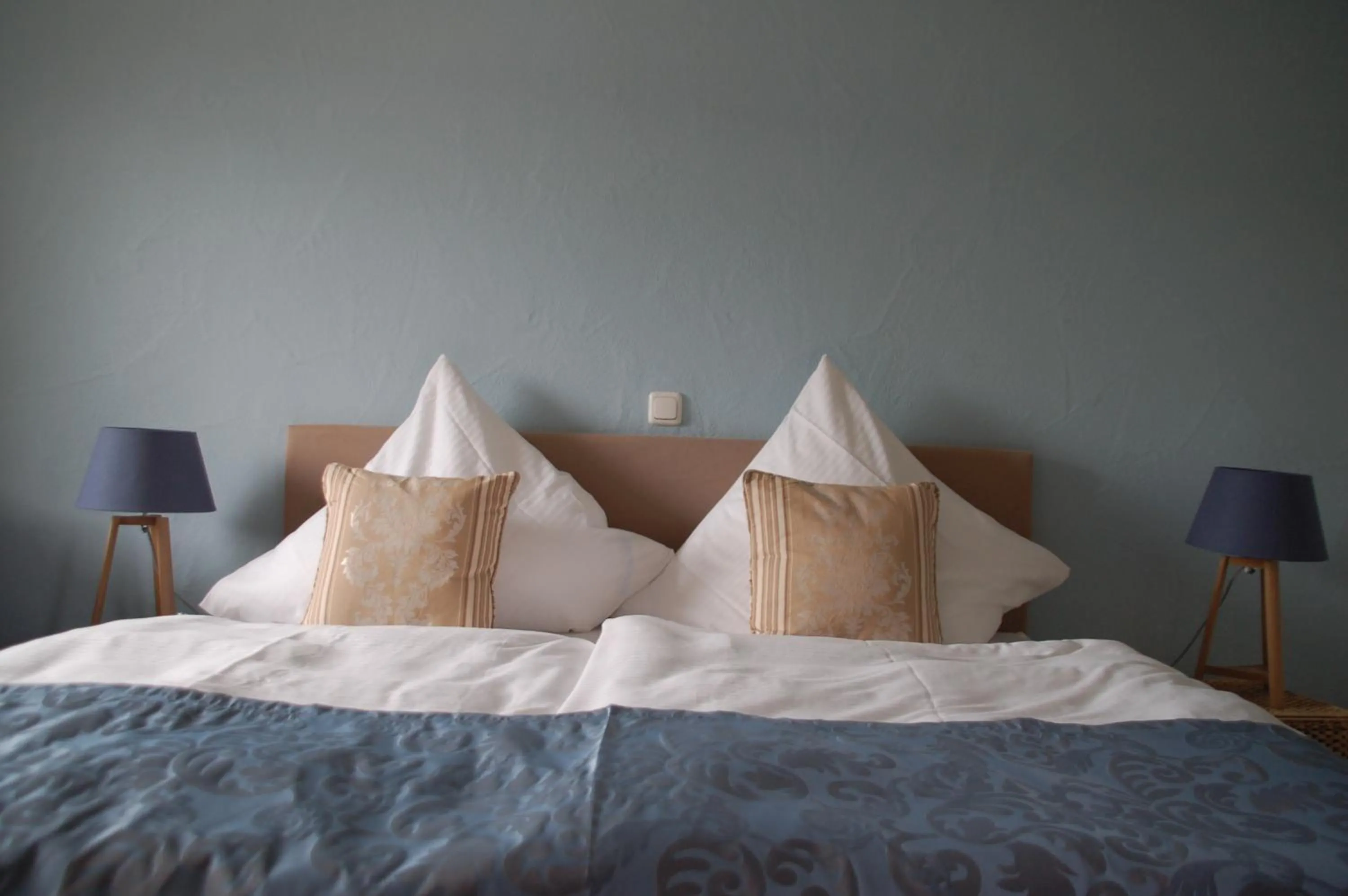 Bed in Hotel-Ferienwohnungen Cafe Maarblick