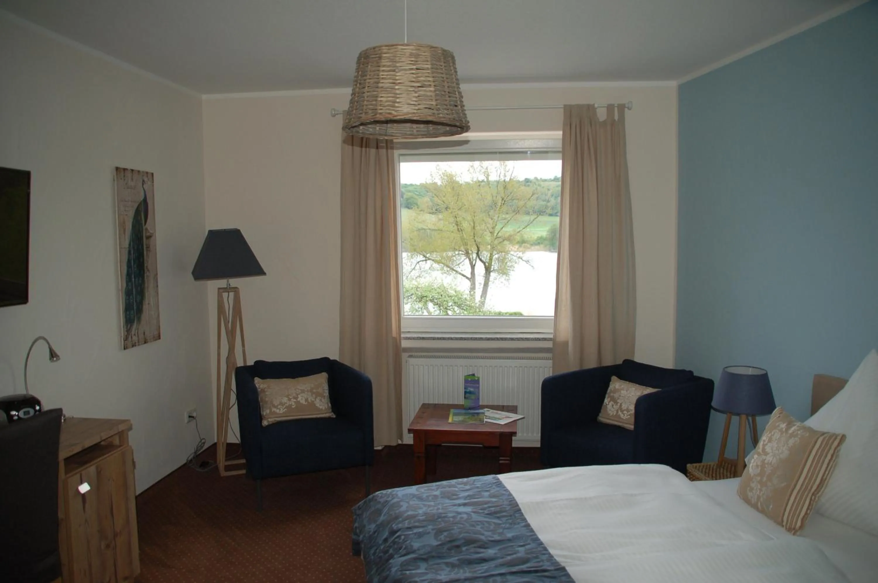 Lake view, Bed in Hotel-Ferienwohnungen Cafe Maarblick