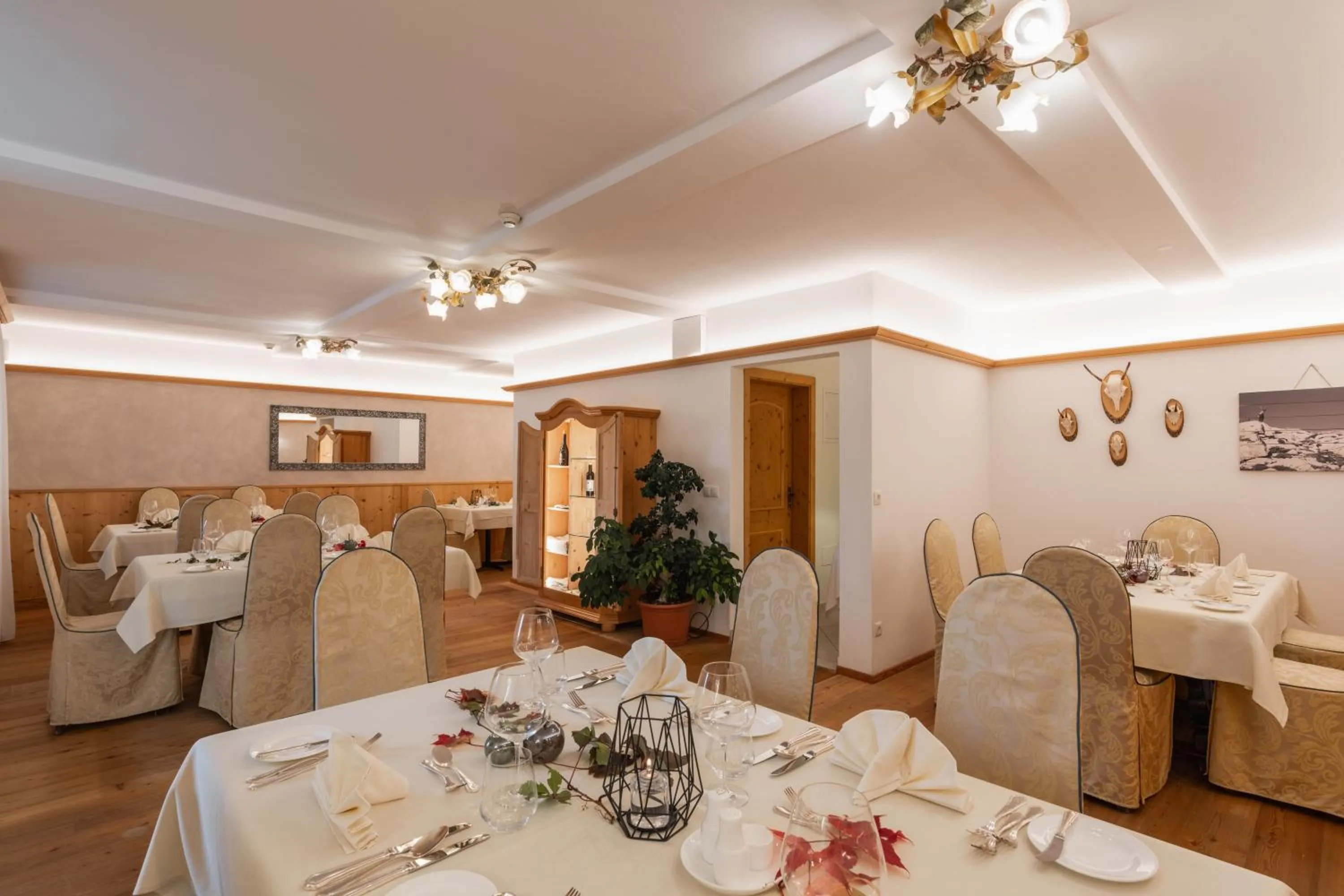 Restaurant/places to eat in Hotel Asterbel