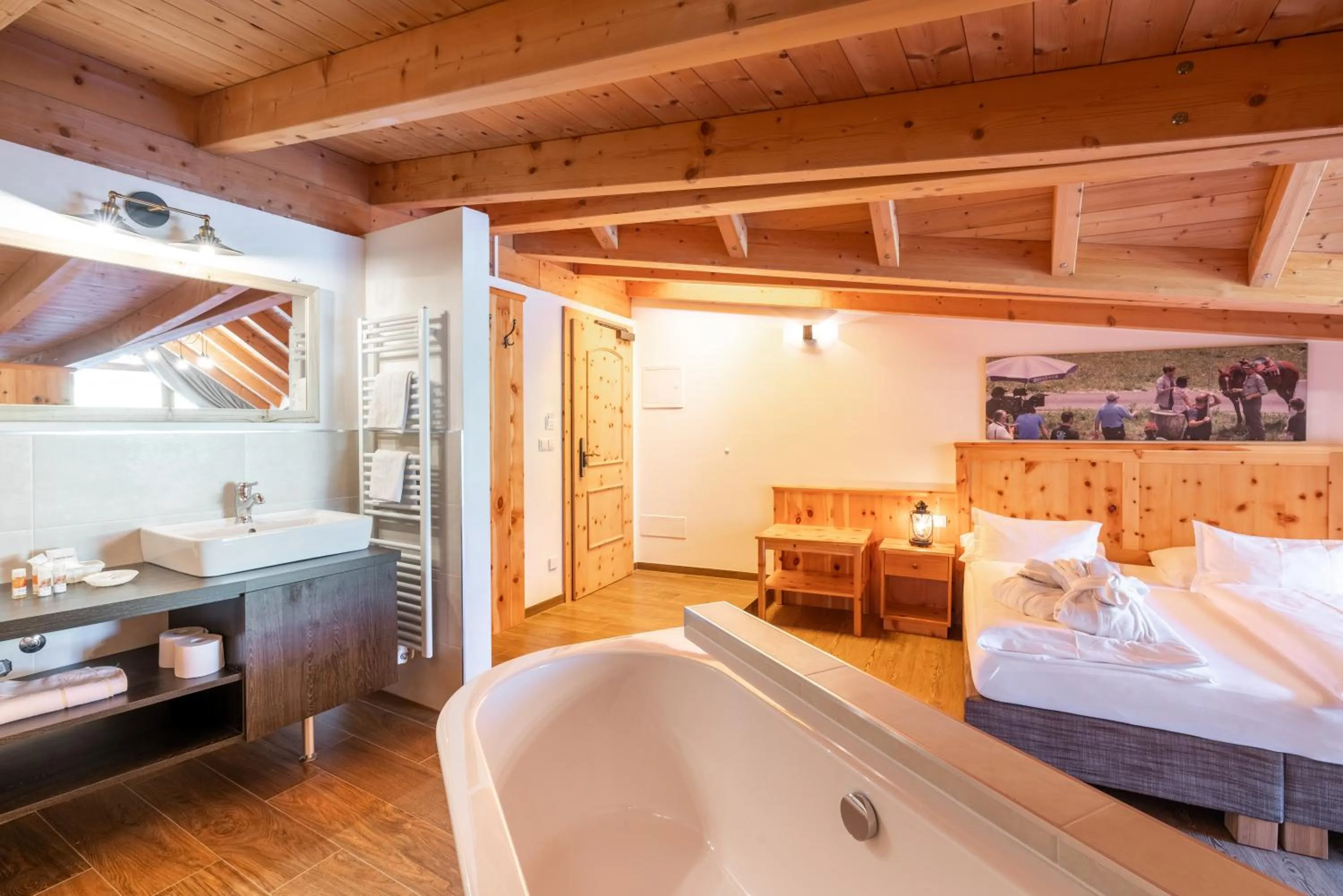 Bathroom, Bed in Hotel Asterbel