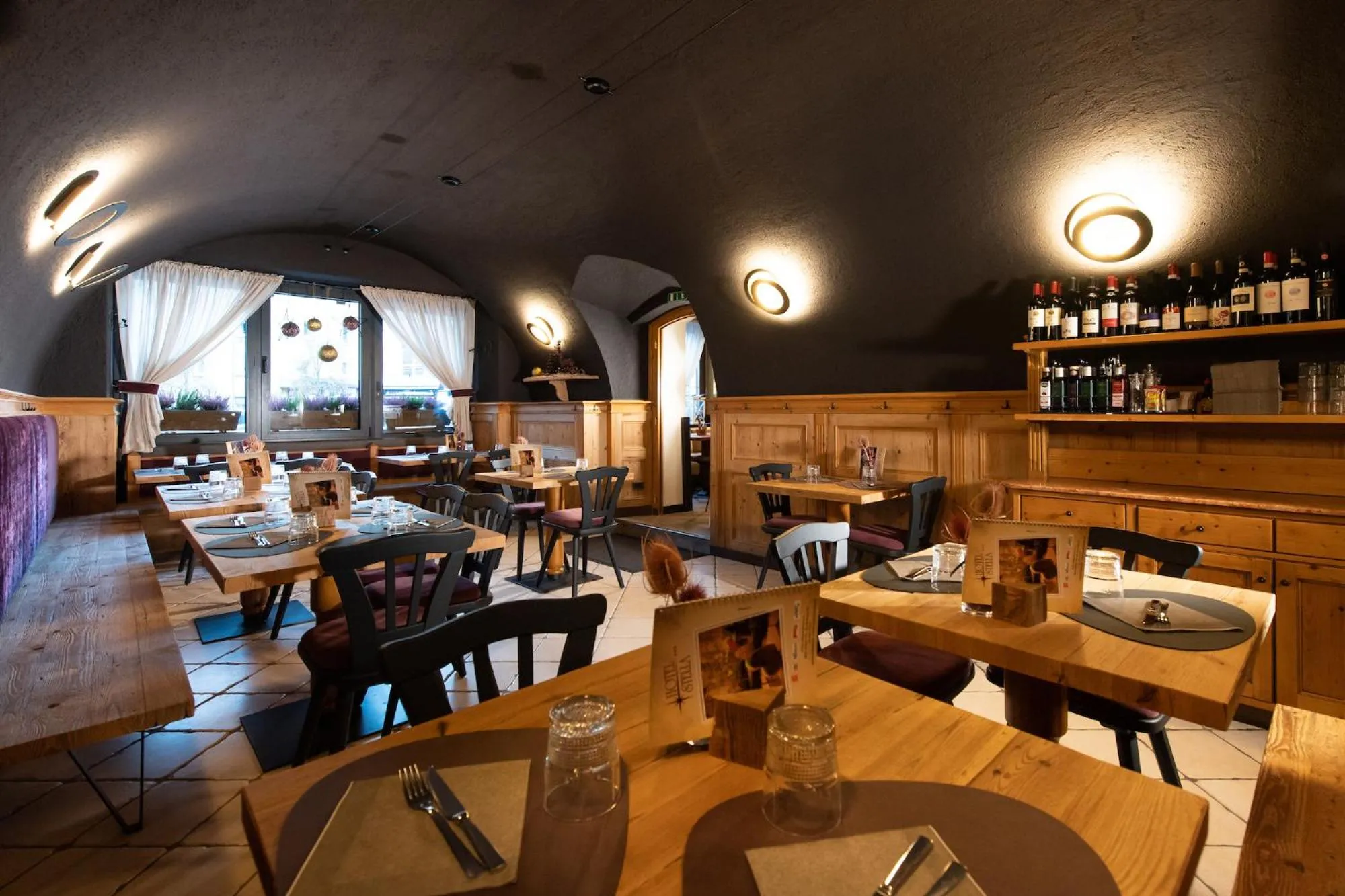 Restaurant/places to eat in Hotel Stella