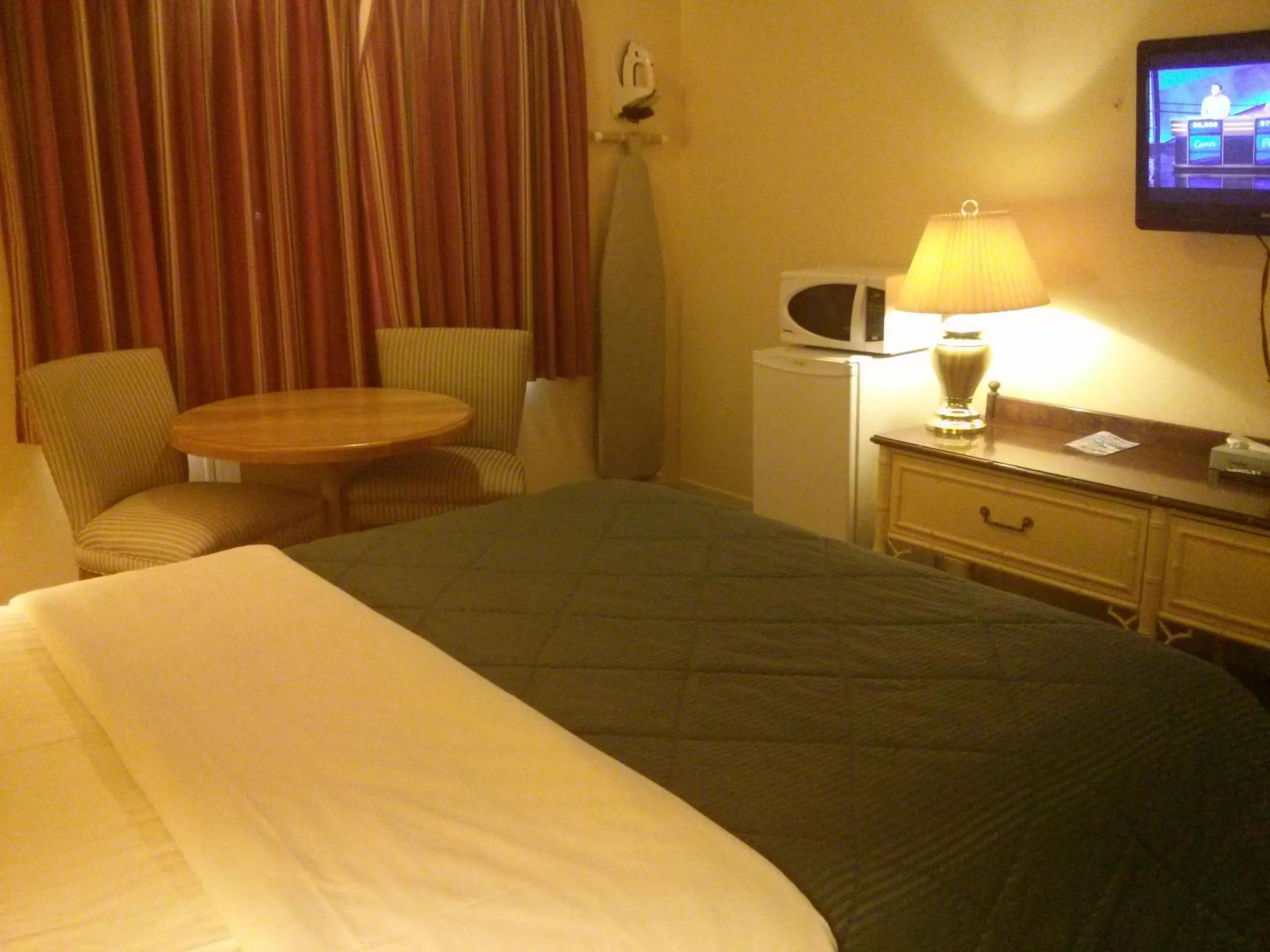 Seating area, Bed in Port Motel