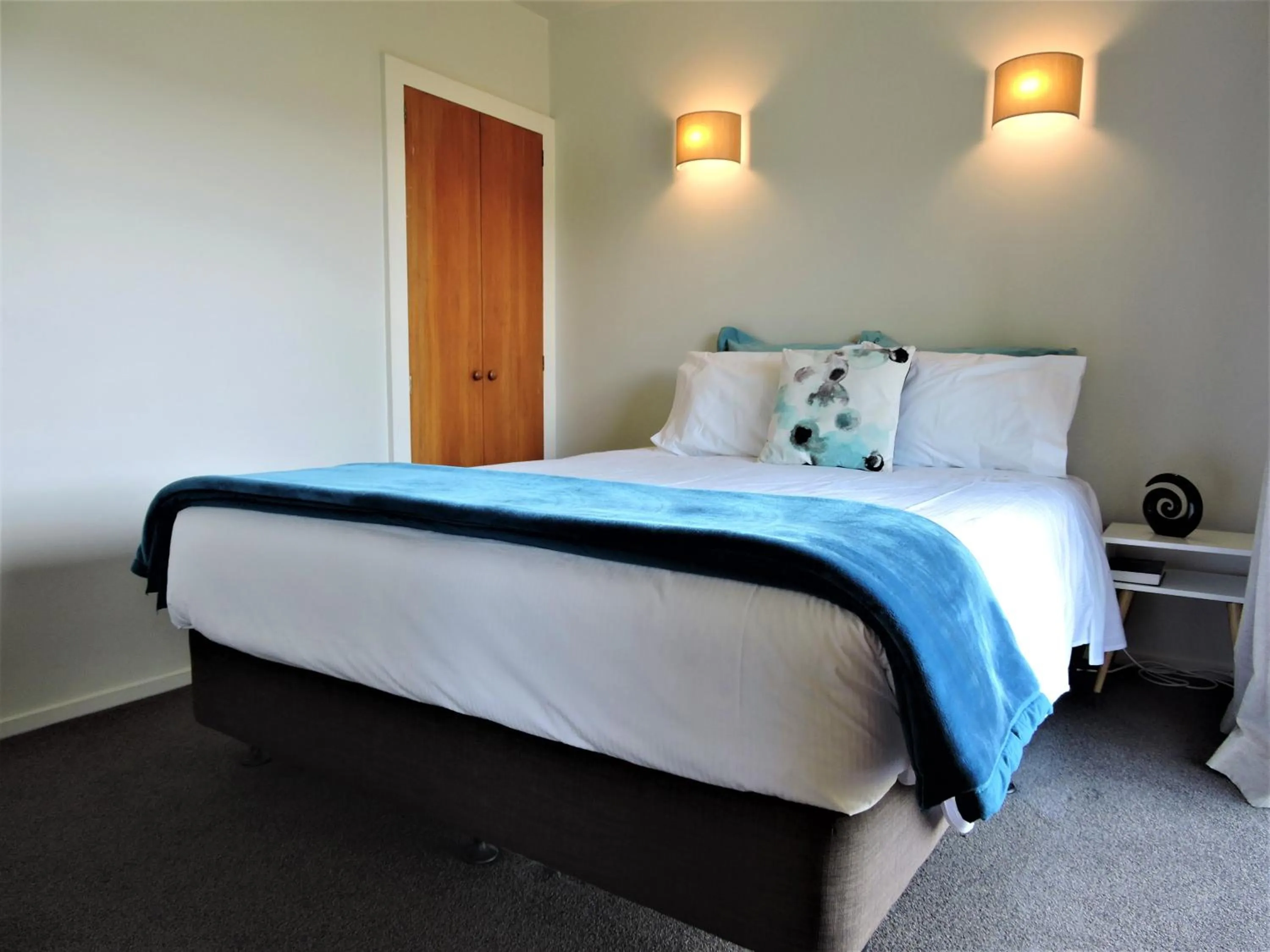 Bed in Duvauchelle Seaside Motel