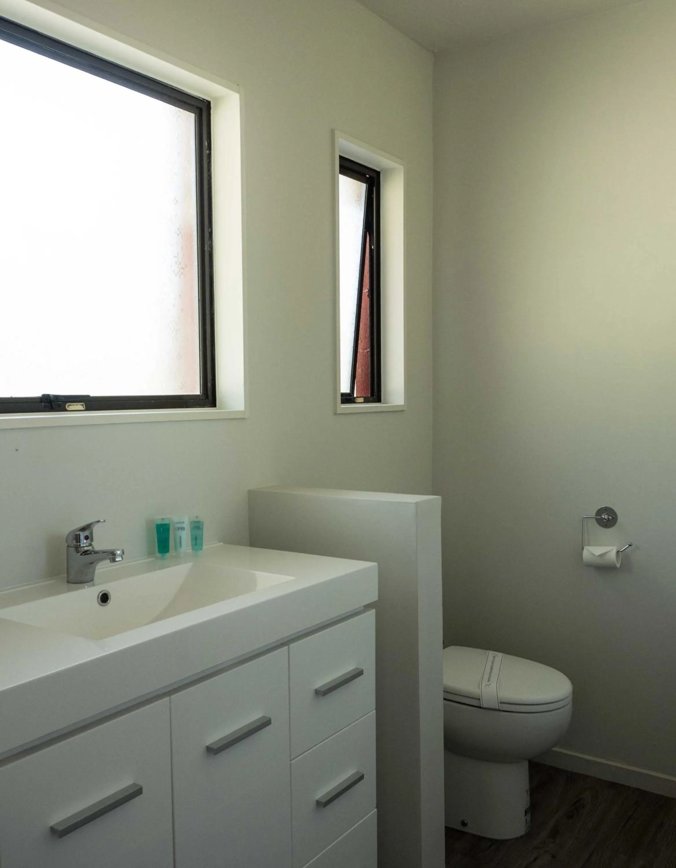 Bathroom in Duvauchelle Seaside Motel