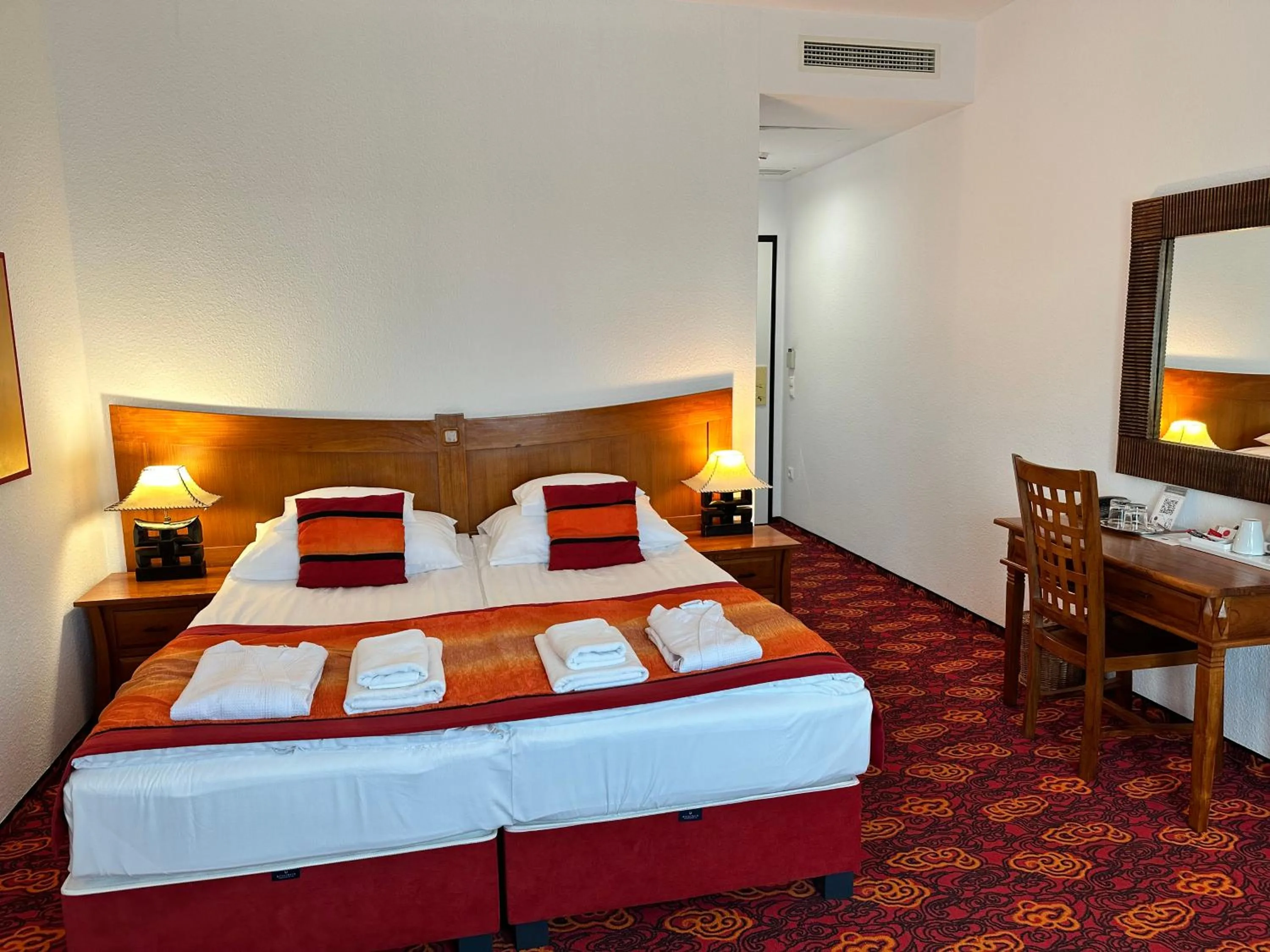 Bed in Liget Wellness és Konferencia Hotel