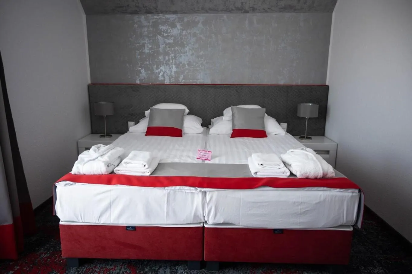 Bed in Liget Wellness és Konferencia Hotel