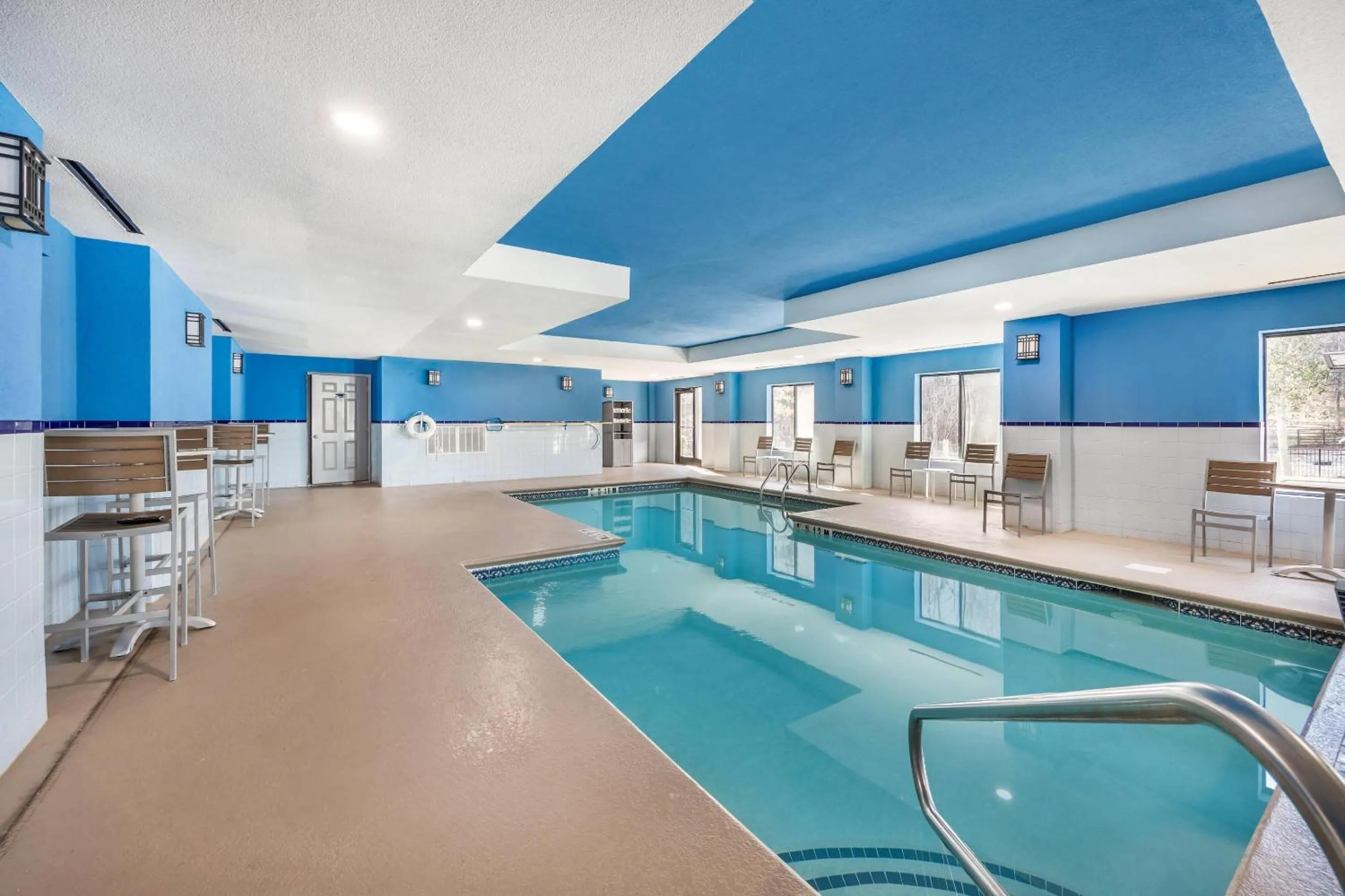 Swimming pool in Comfort Inn & Suites Chattanooga West - Lookout Mountain