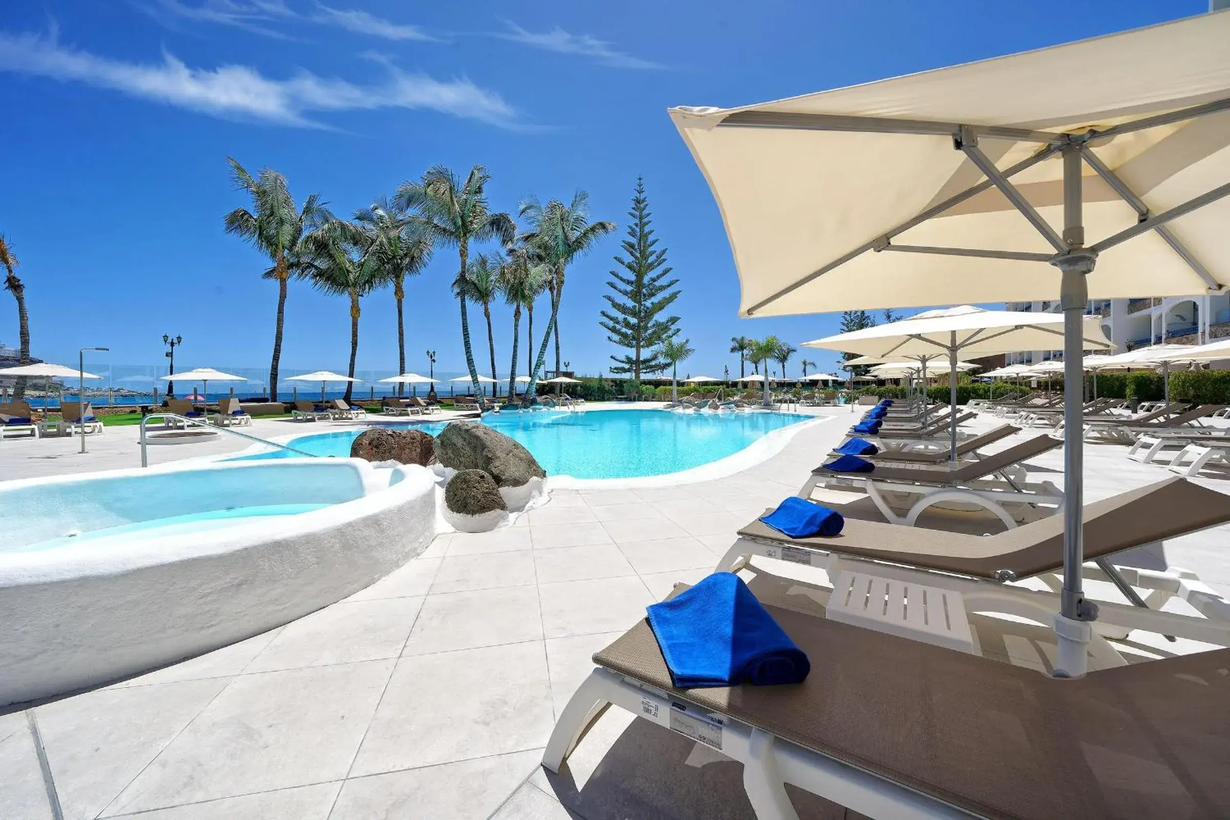 Swimming pool in H10 Costa Mogán - Adults Only Swimming pool in H10 Costa Mogán - Adults Only