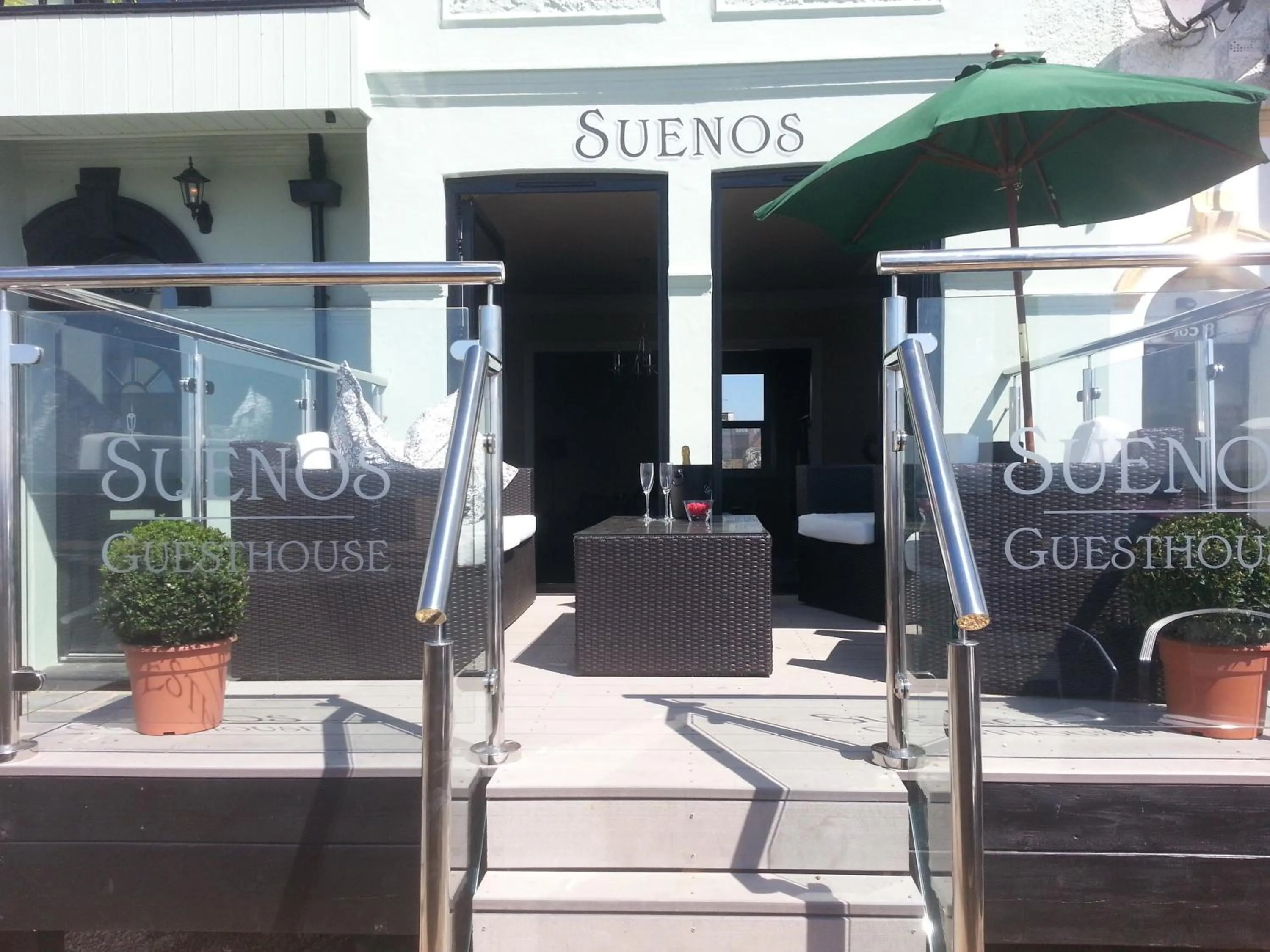 Facade/entrance in Suenos Guesthouse