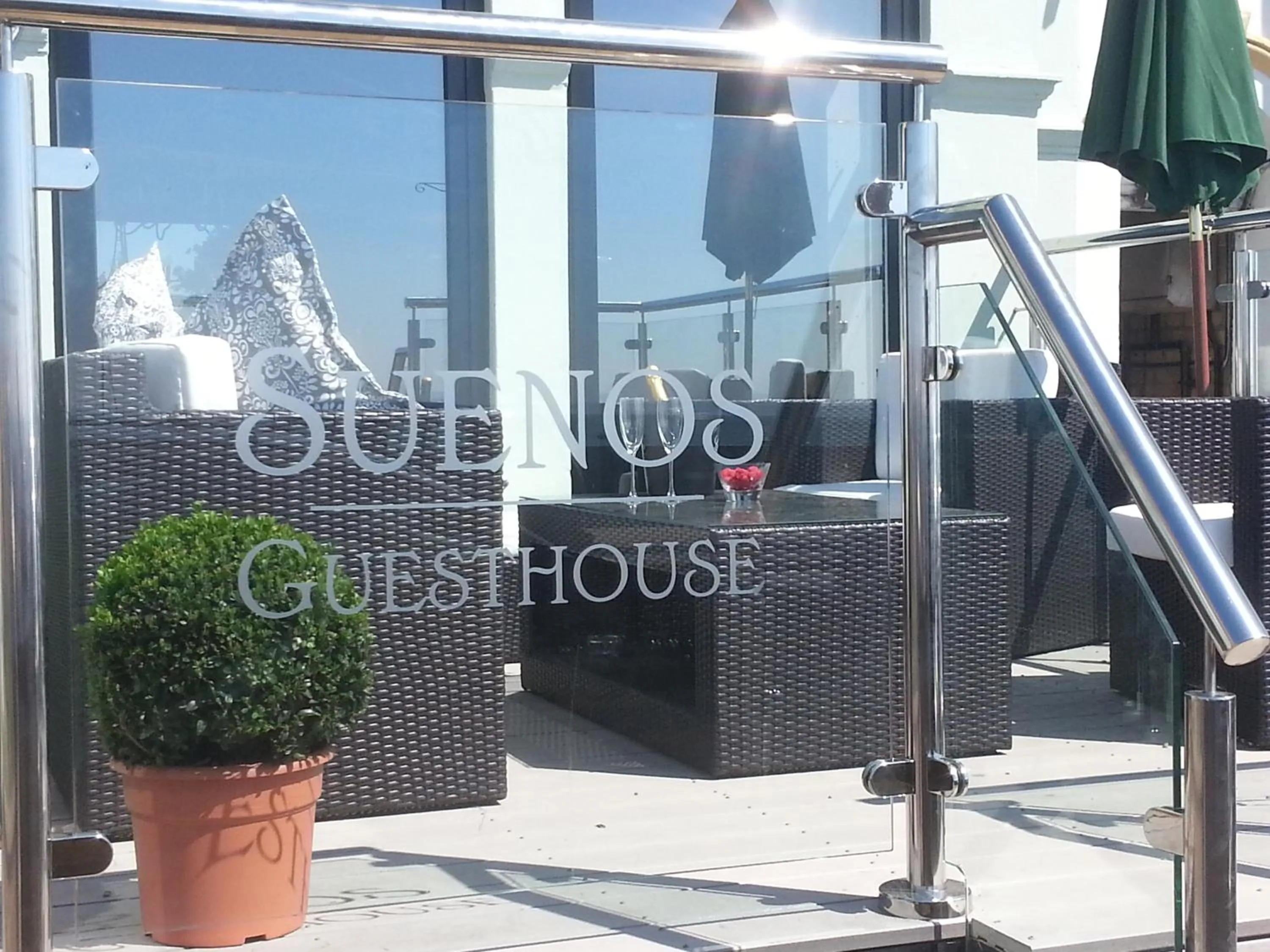 Facade/entrance in Suenos Guesthouse