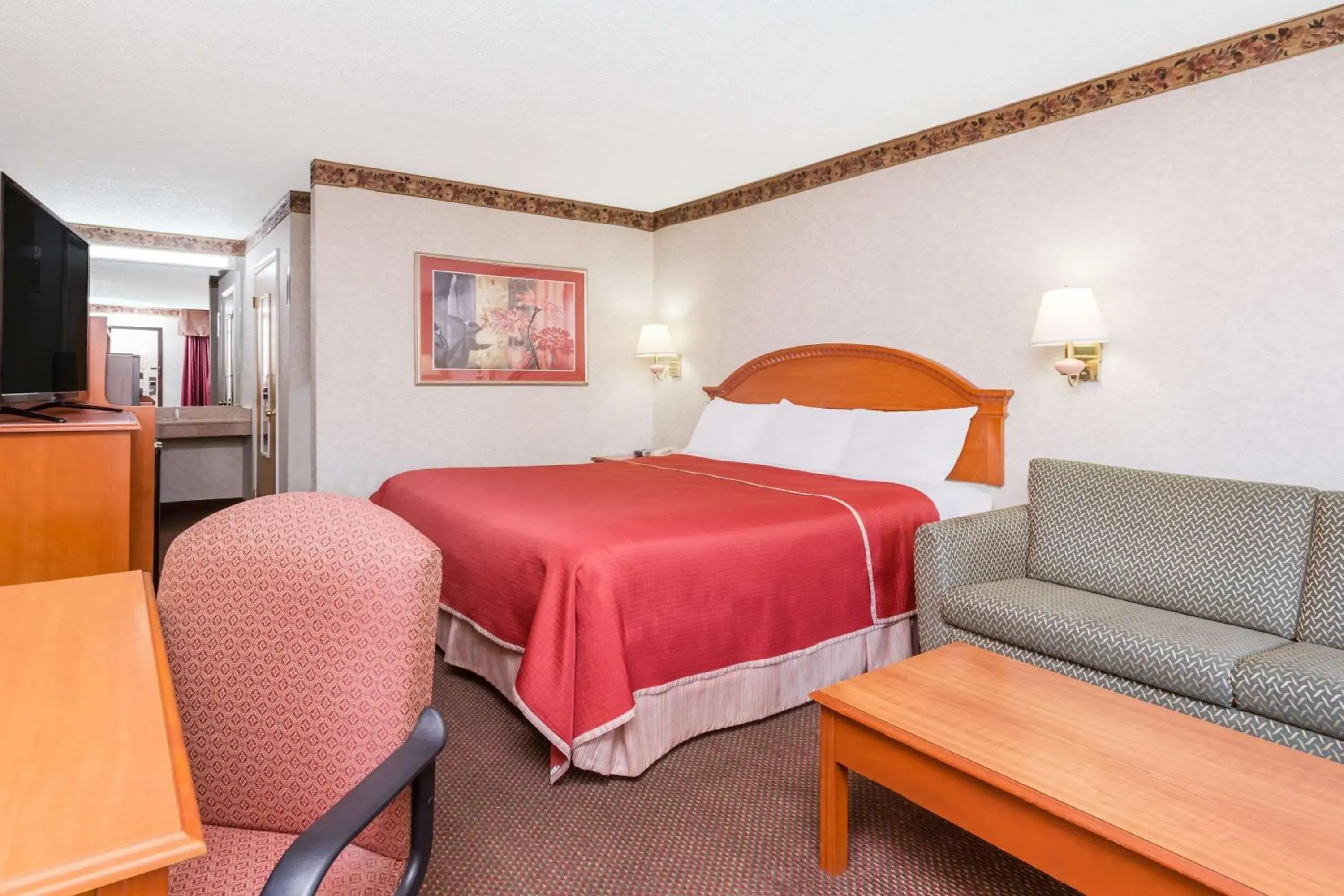 Photo of the whole room, Bed in Travelodge by Wyndham Chattanooga/Hamilton Place