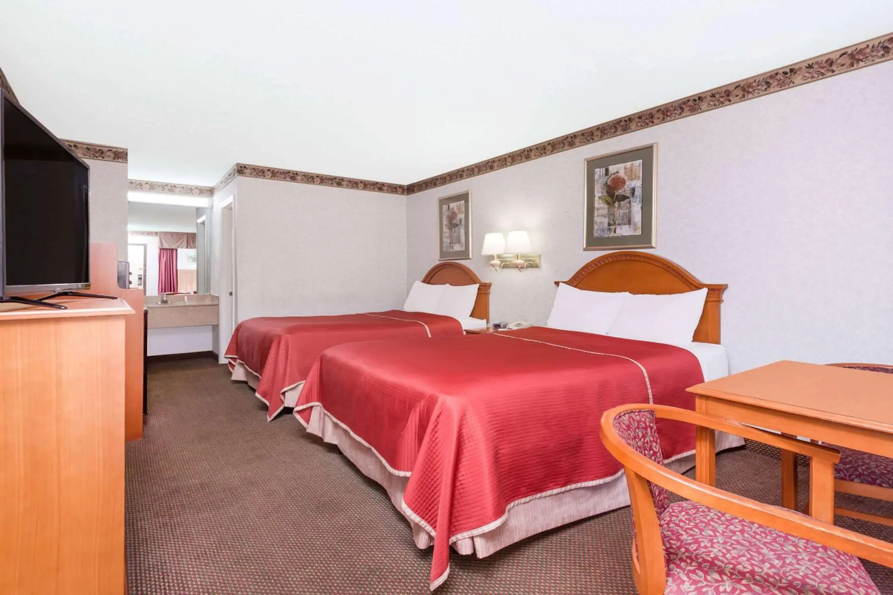 Photo of the whole room in Travelodge by Wyndham Chattanooga/Hamilton Place