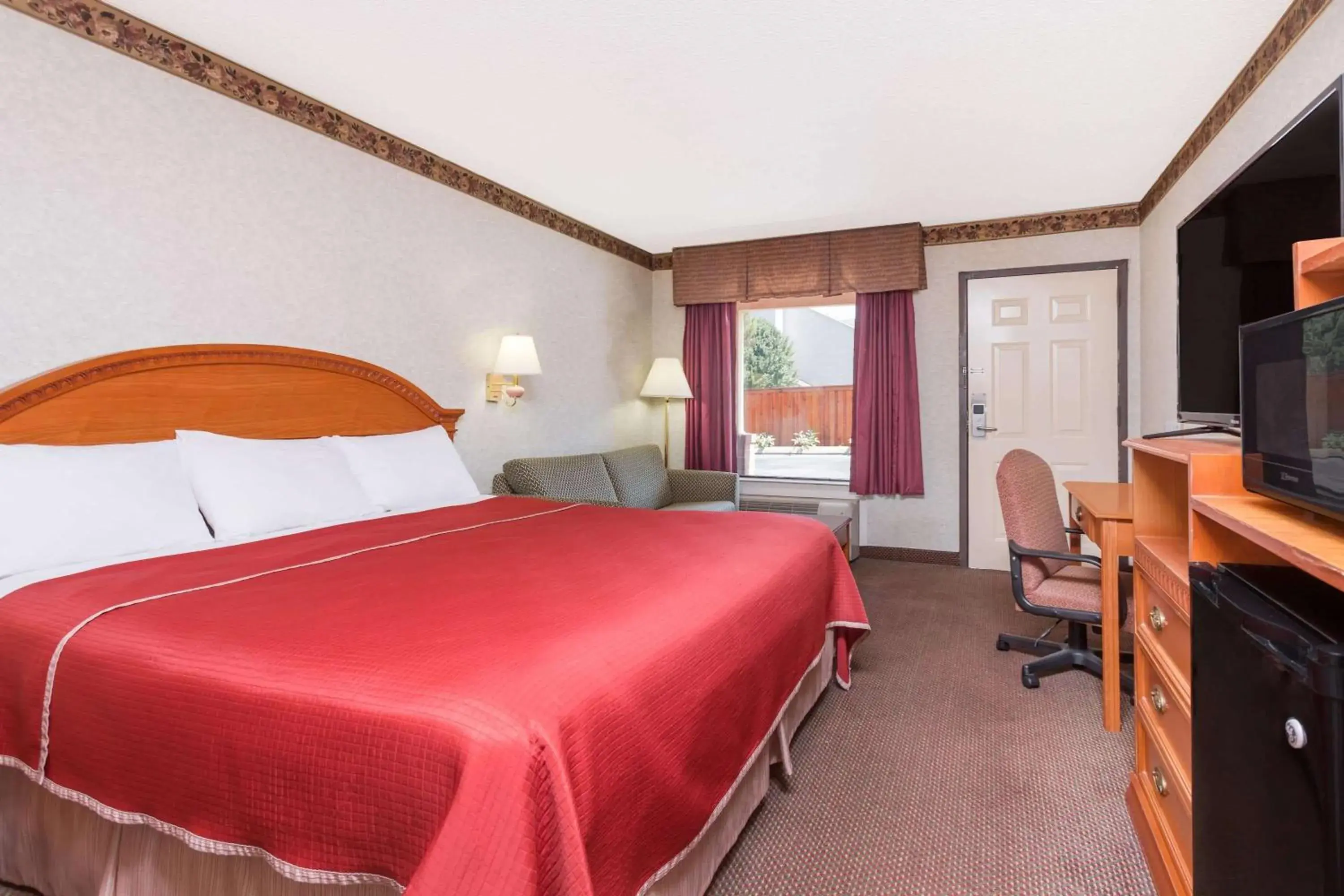 Photo of the whole room, Bed in Travelodge by Wyndham Chattanooga/Hamilton Place