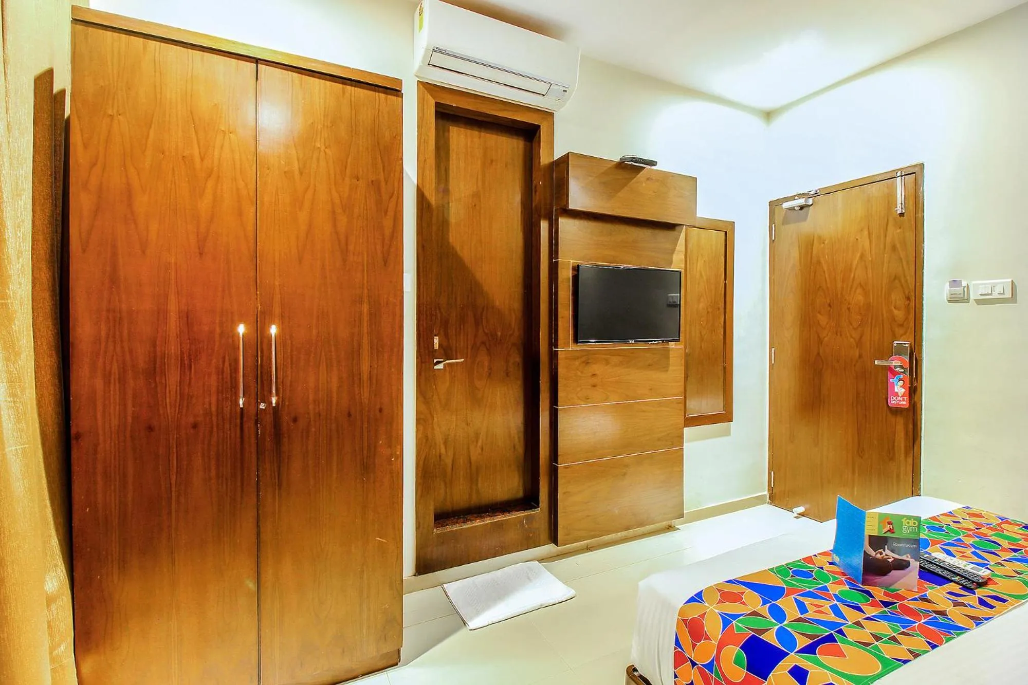 Bedroom, Bed in Via Empire Suite