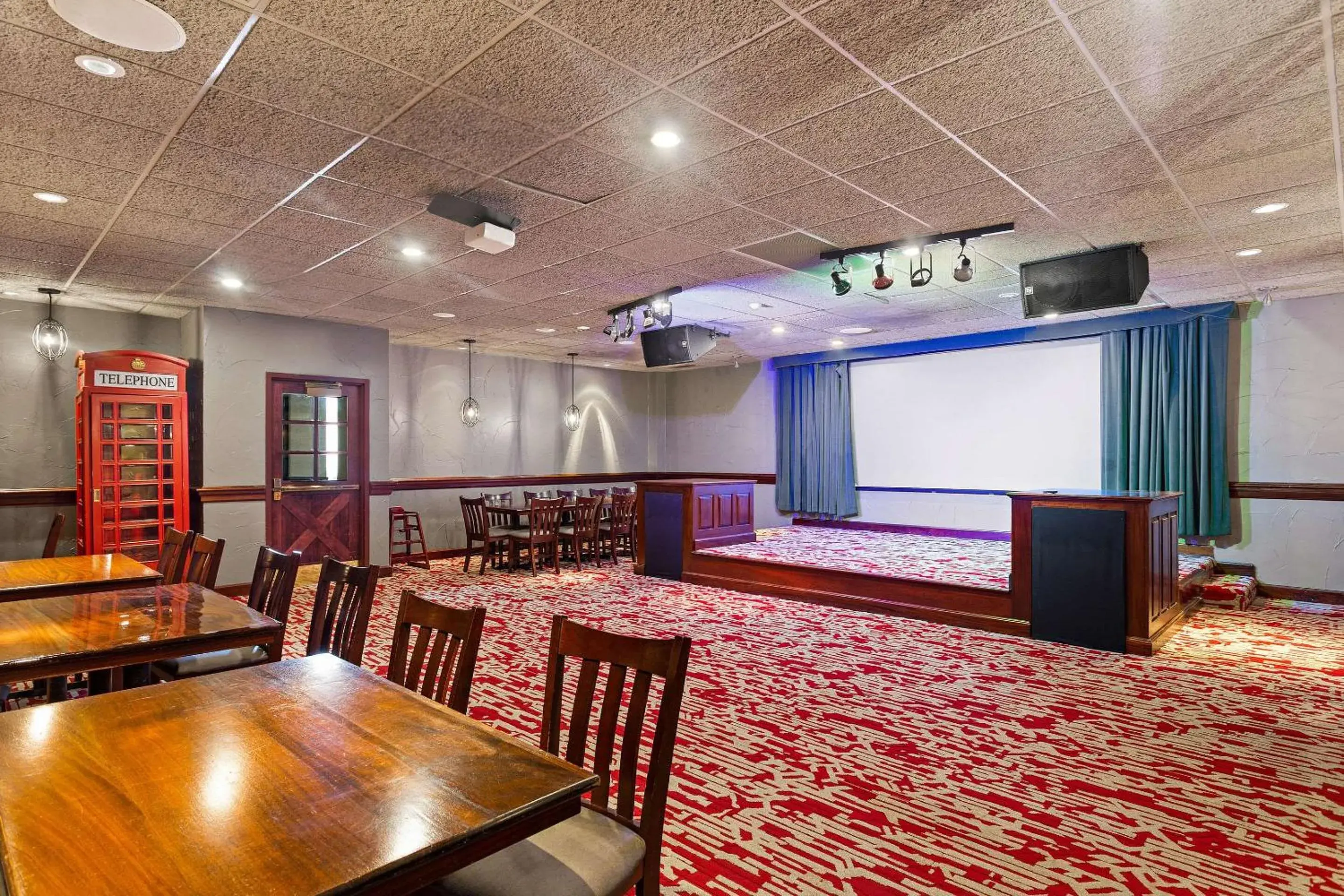Lounge or bar in Wingate by Wyndham South Bend - Notre Dame Lounge or bar in Wingate by Wyndham South Bend - Notre Dame
