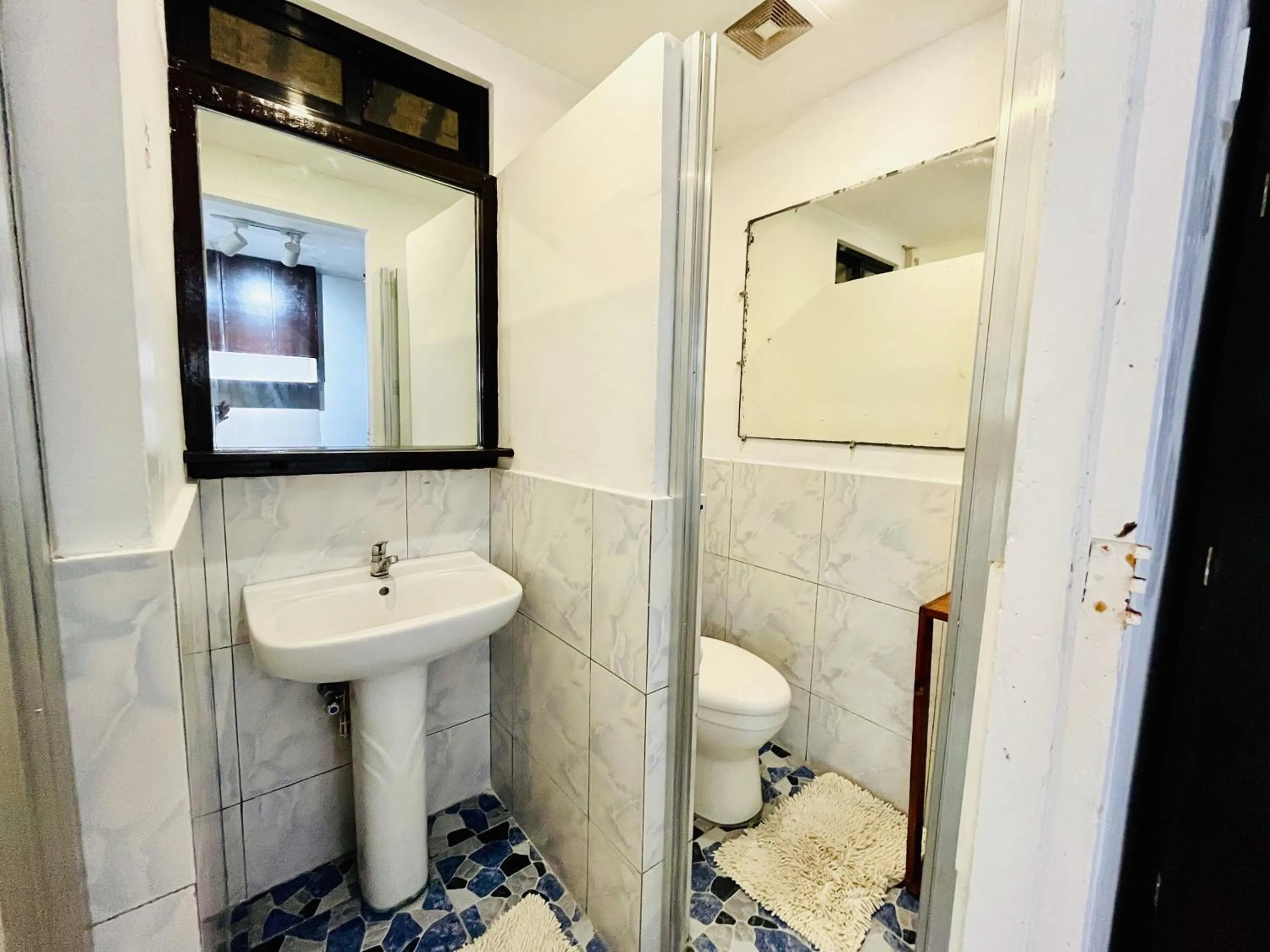 Toilet in Villa Milagros Dive Inn Anilao