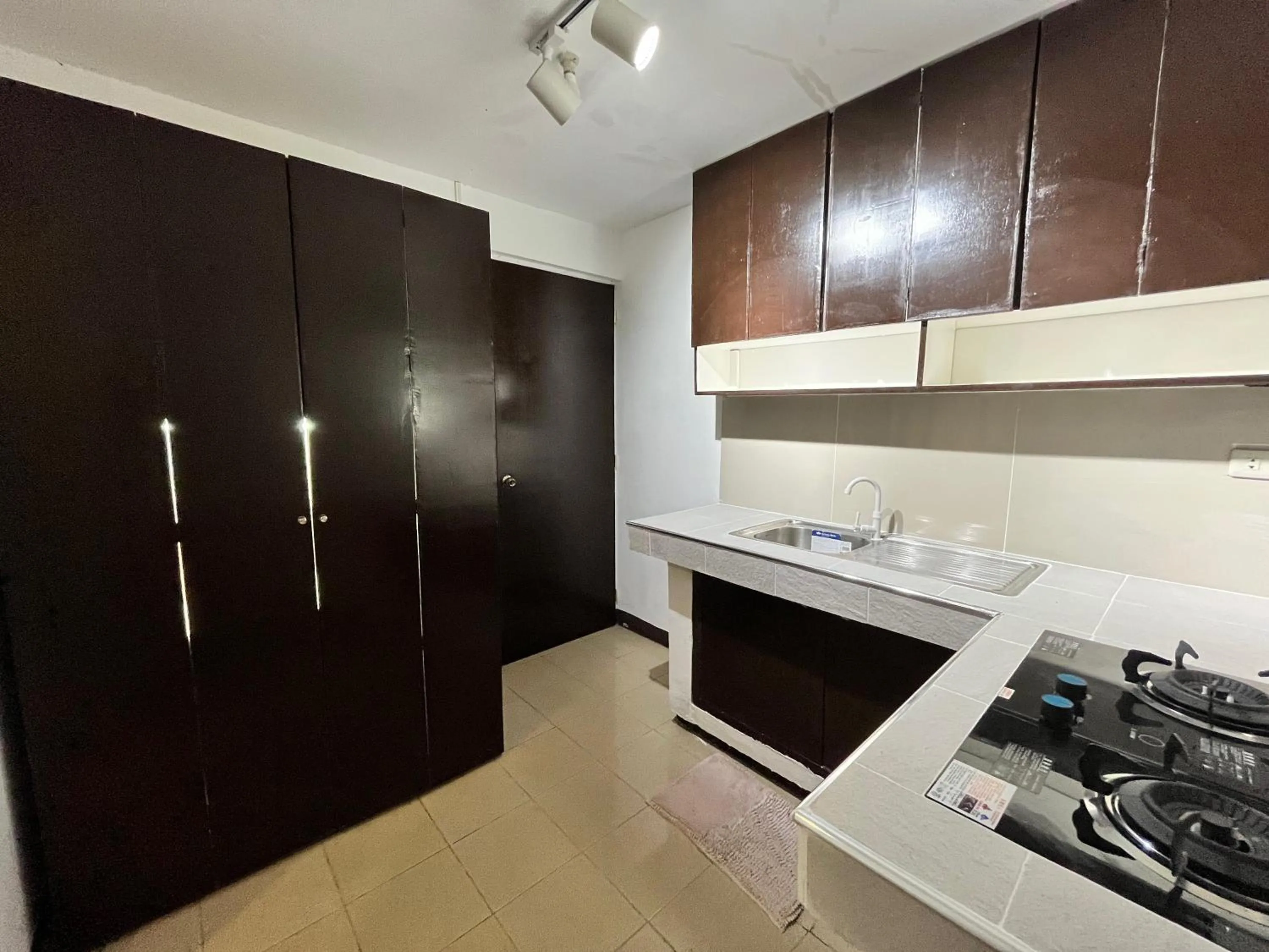 Kitchen or kitchenette in Villa Milagros Dive Inn Anilao