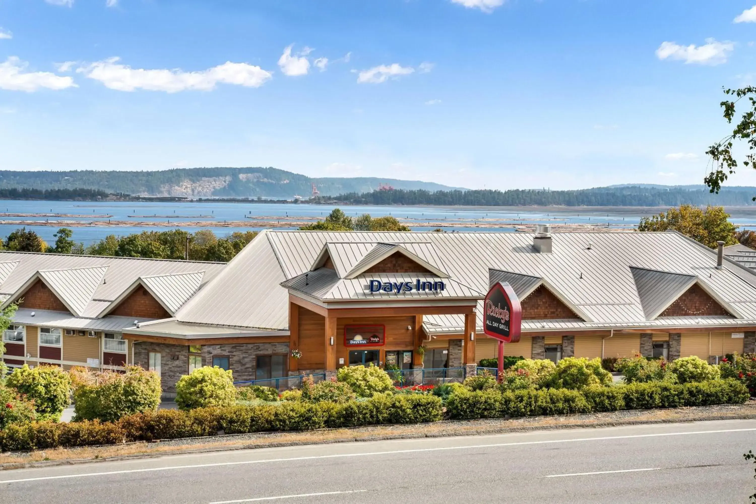 Property building in Days Inn by Wyndham Nanaimo Property building in Days Inn by Wyndham Nanaimo