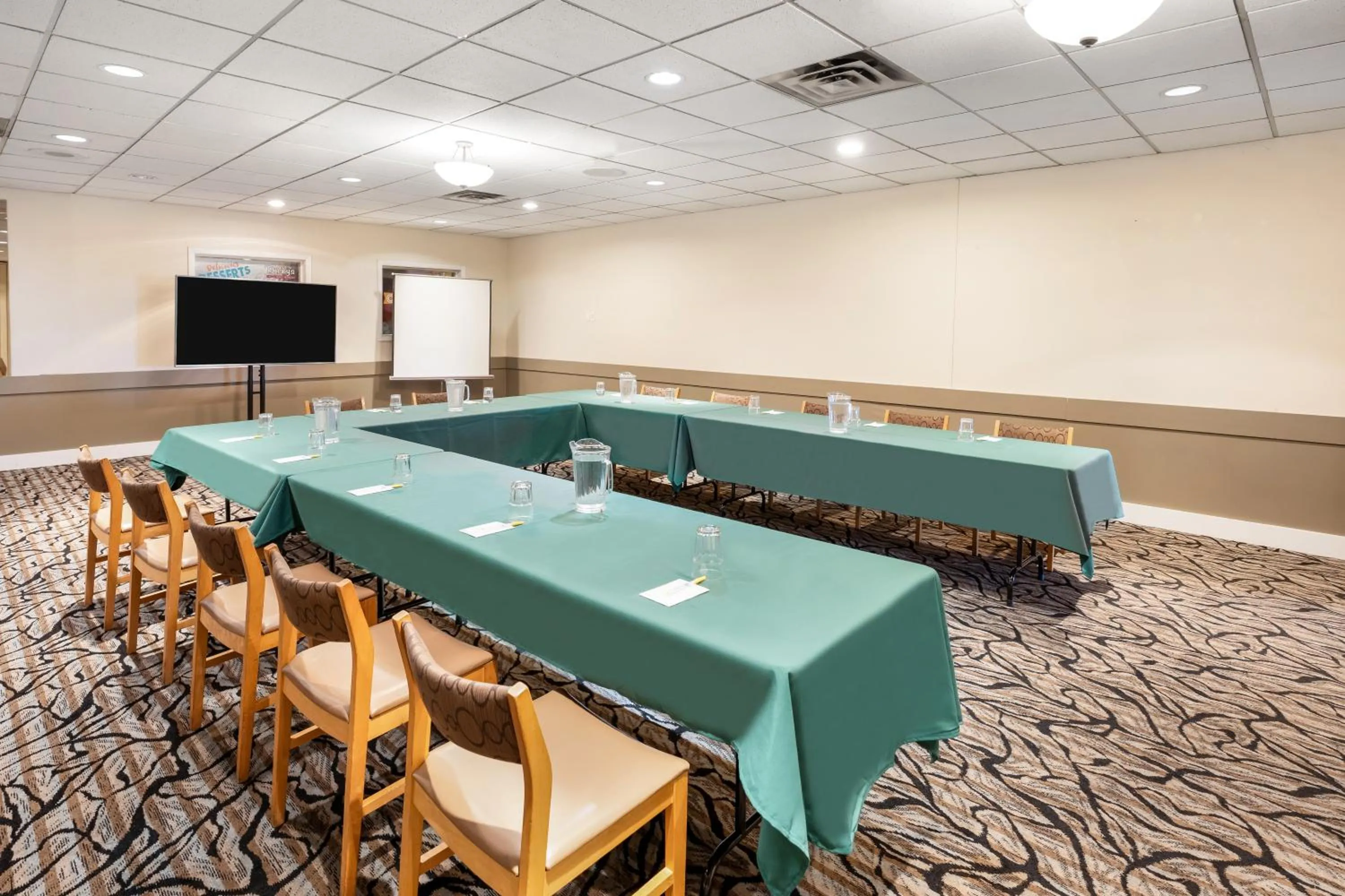 Meeting/conference room in Days Inn by Wyndham Nanaimo
