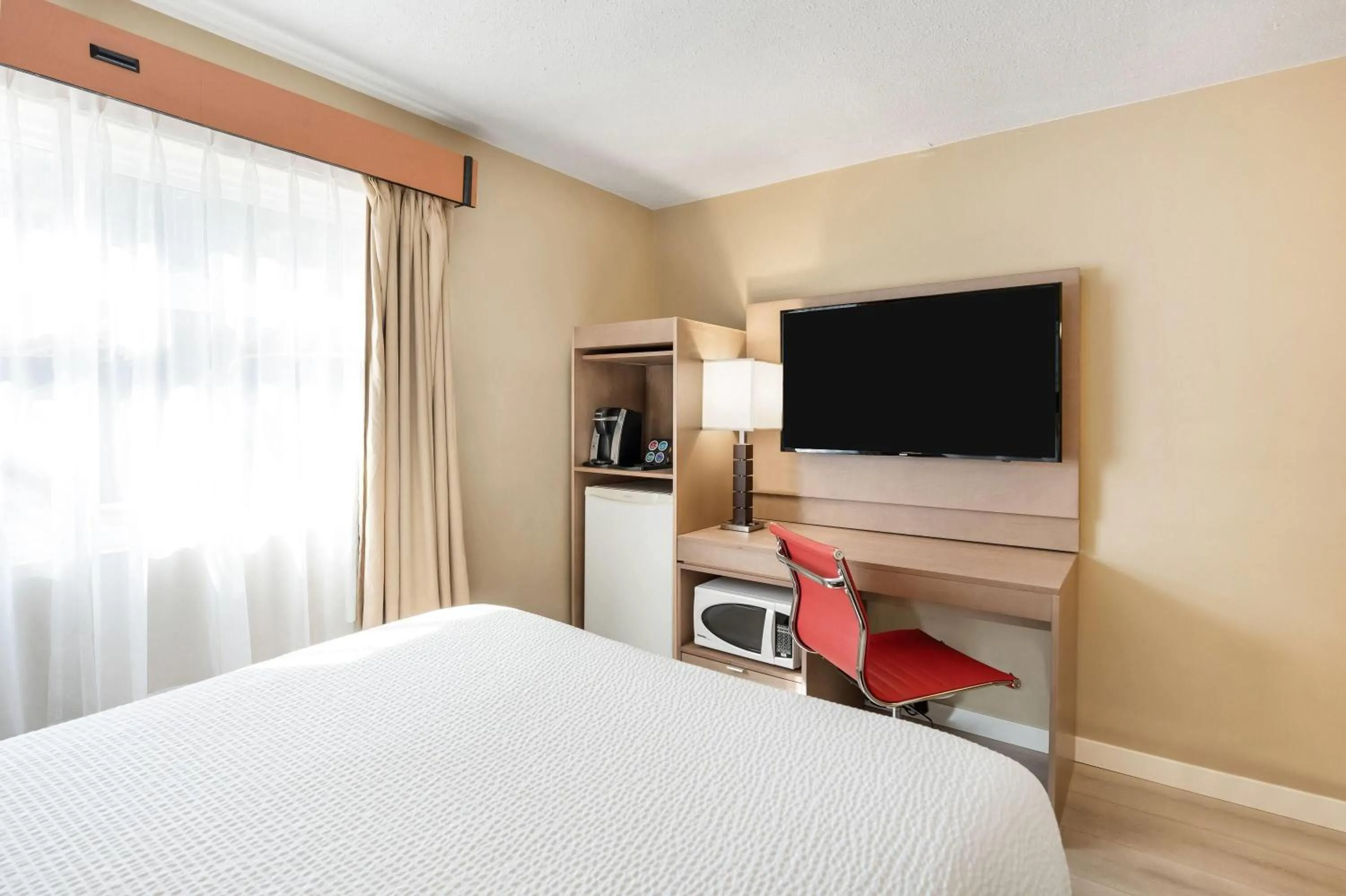 Bed in Days Inn by Wyndham Nanaimo