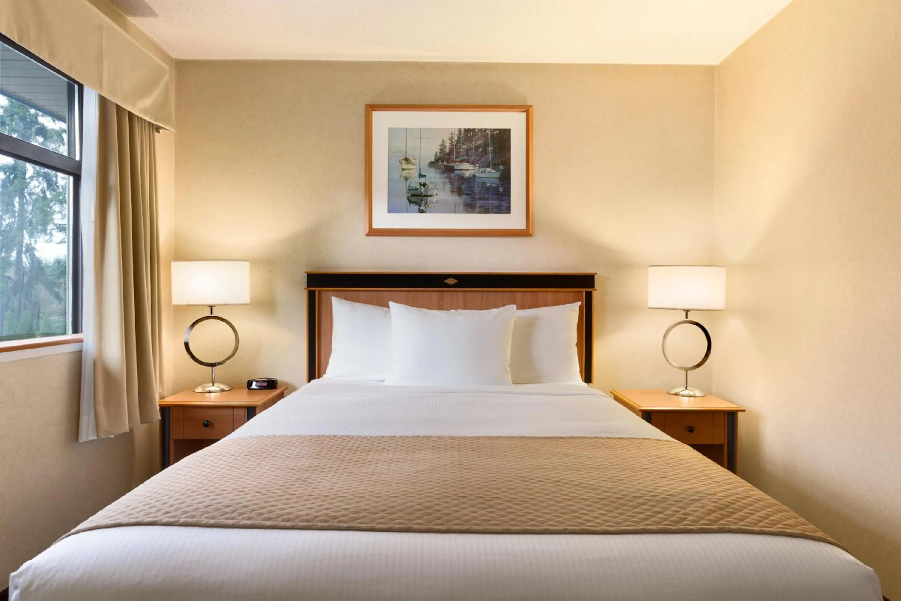 Photo of the whole room, Bed in Days Inn by Wyndham Nanaimo