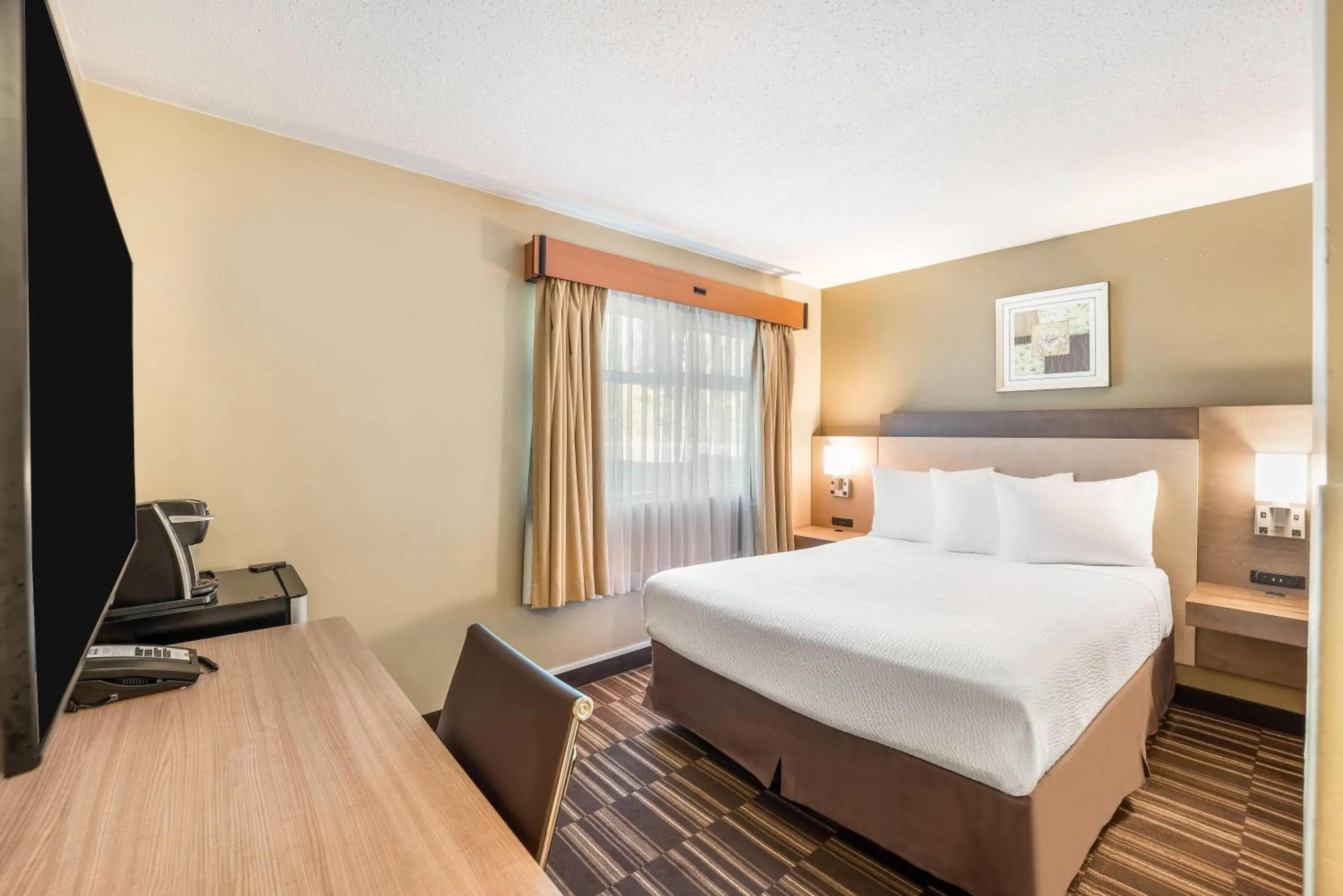 Photo of the whole room, Bed in Days Inn by Wyndham Nanaimo