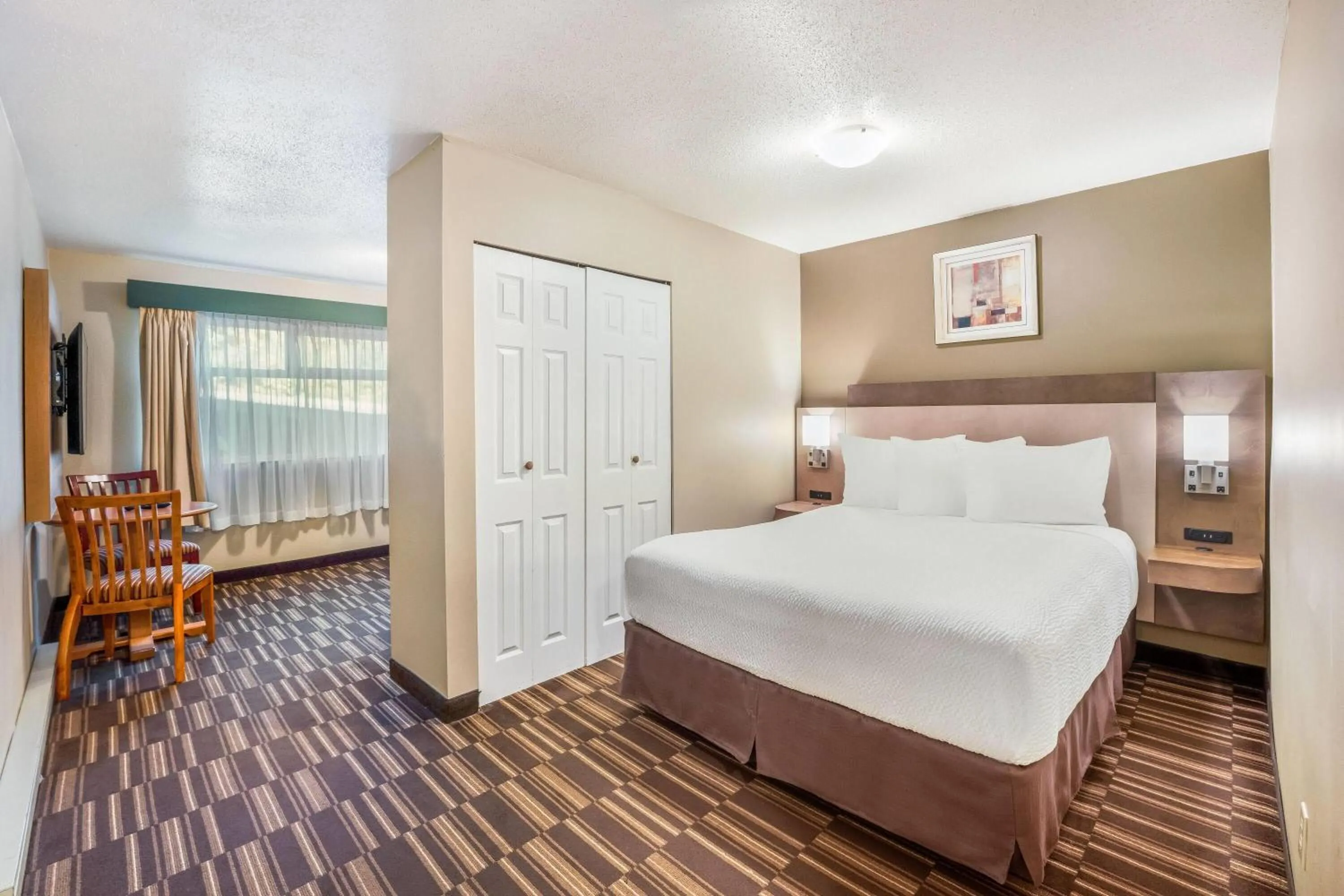 Photo of the whole room, Bed in Days Inn by Wyndham Nanaimo