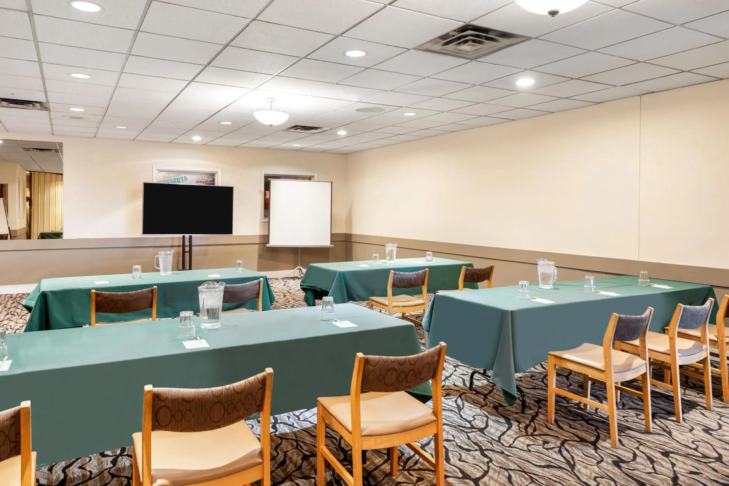 Meeting/conference room in Days Inn by Wyndham Nanaimo
