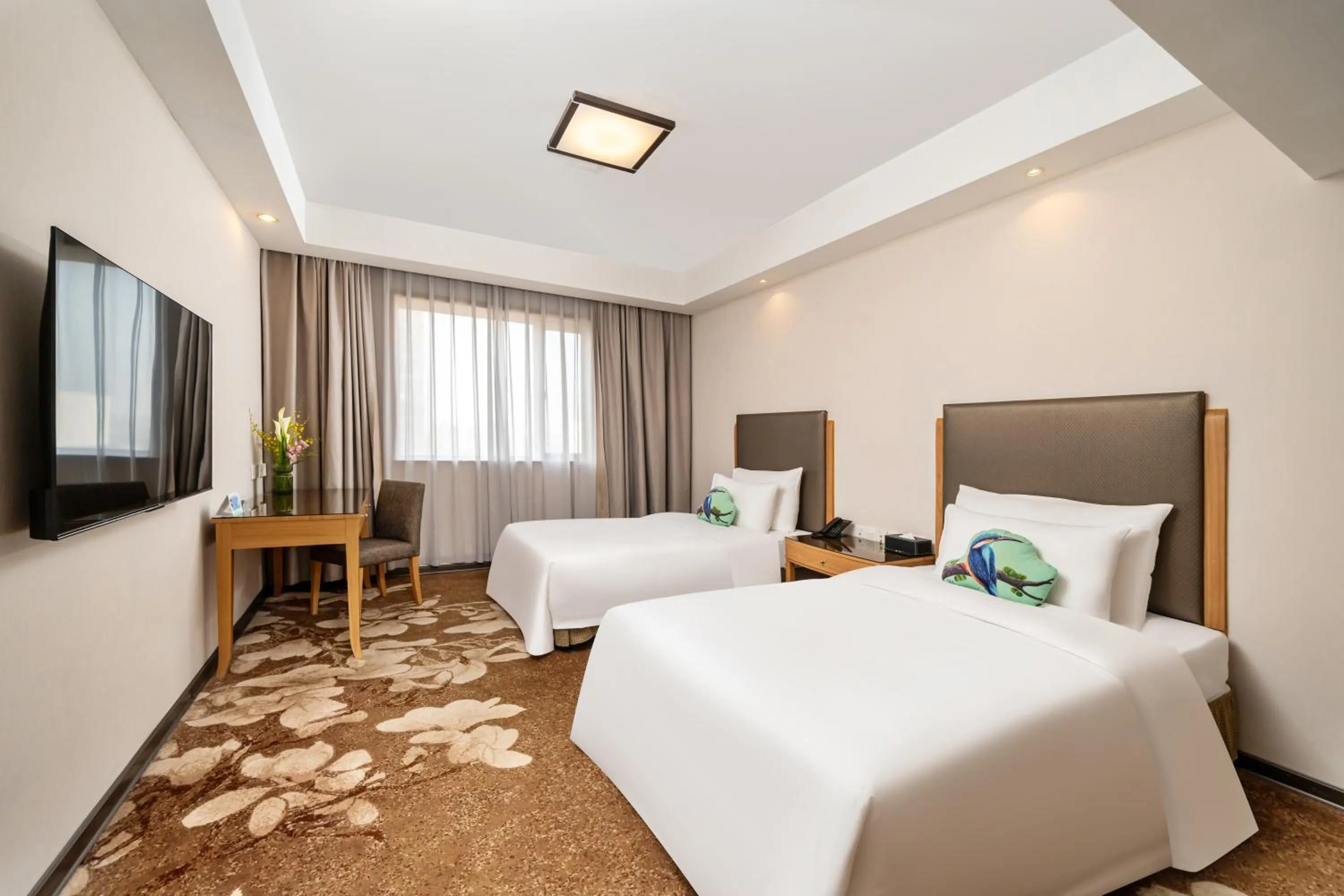 Bed in GuangDong Hotel Shanghai - Free Self-service Laundry