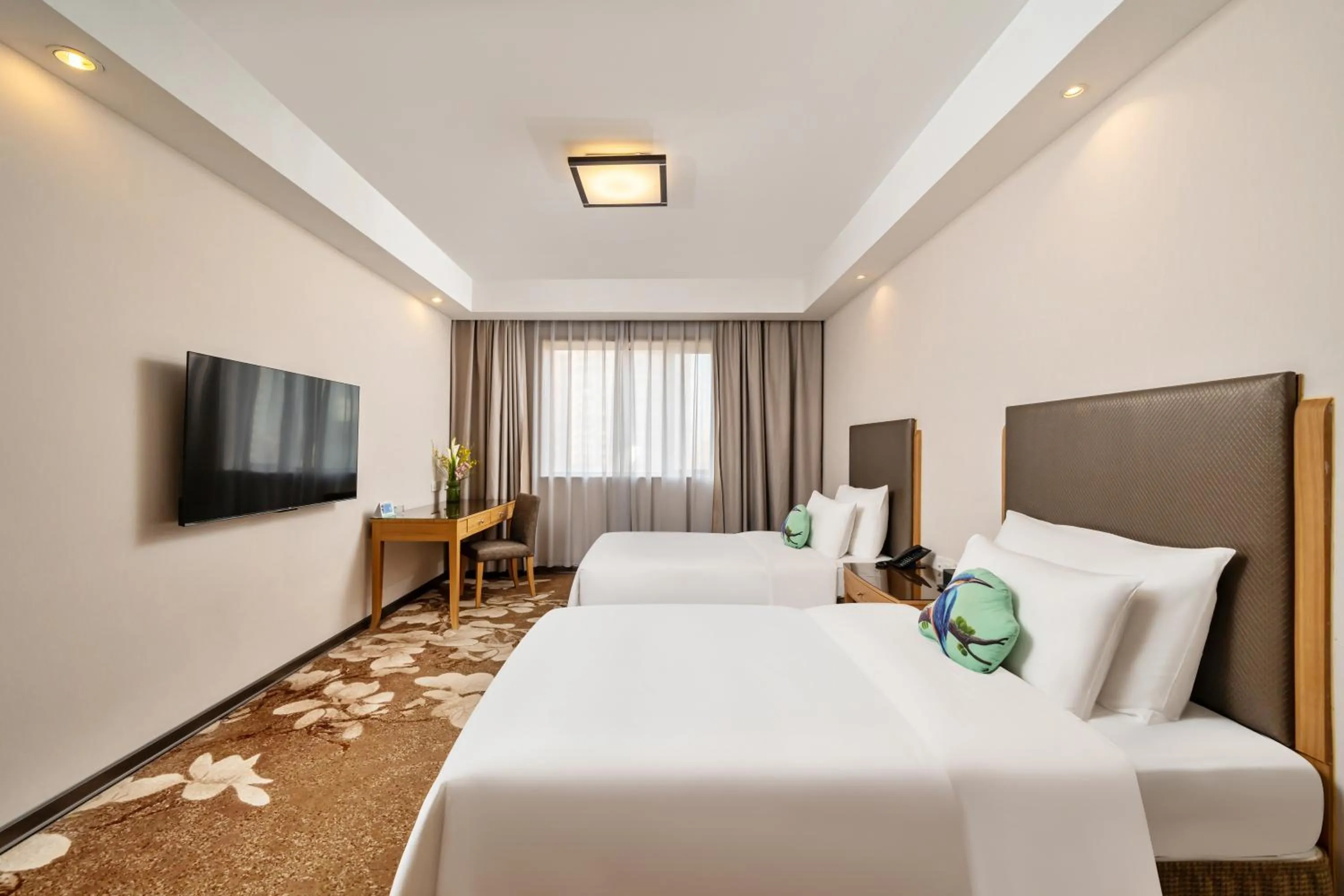 Bed in GuangDong Hotel Shanghai - Free Self-service Laundry