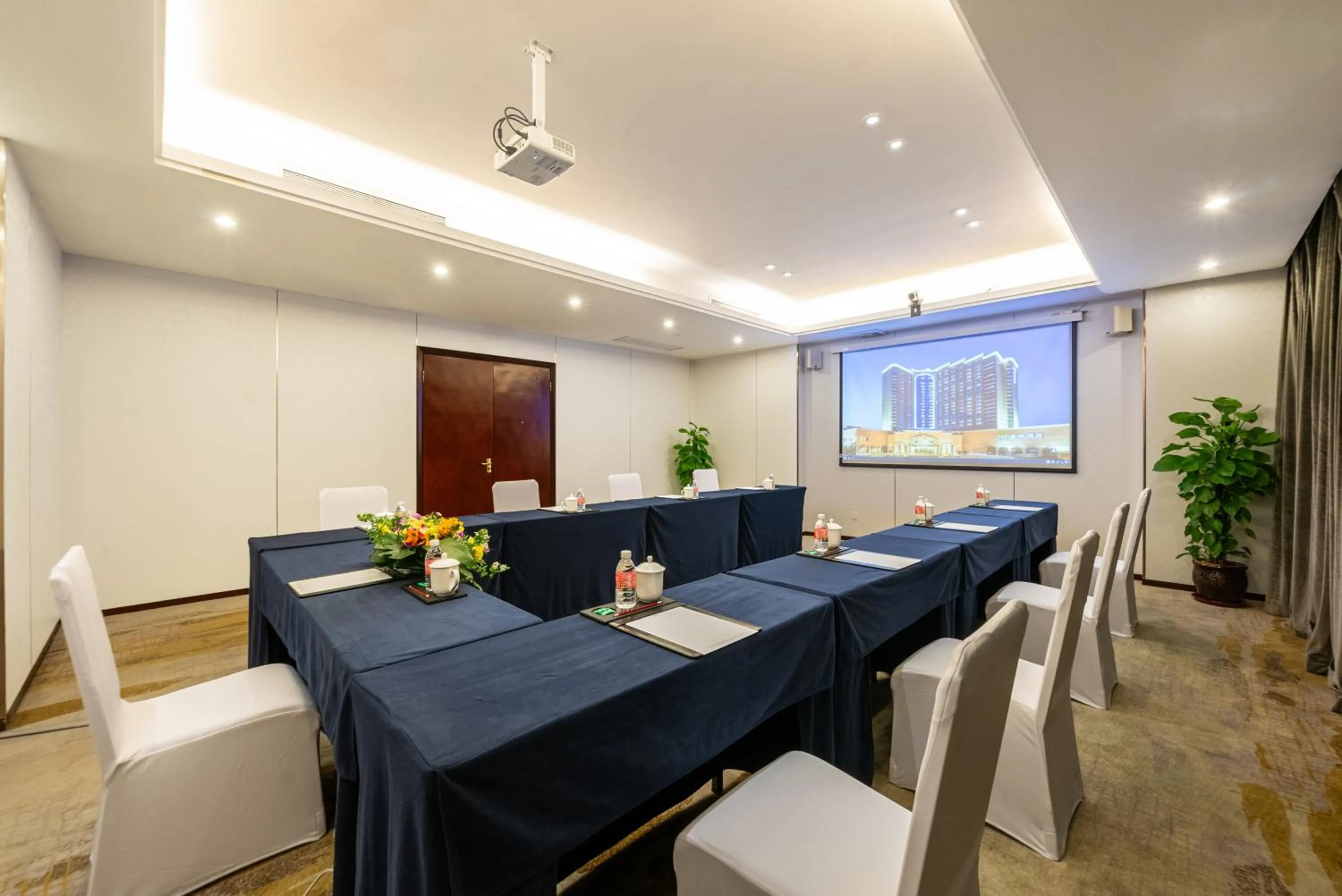 Meeting/conference room in GuangDong Hotel Shanghai - Free Self-service Laundry