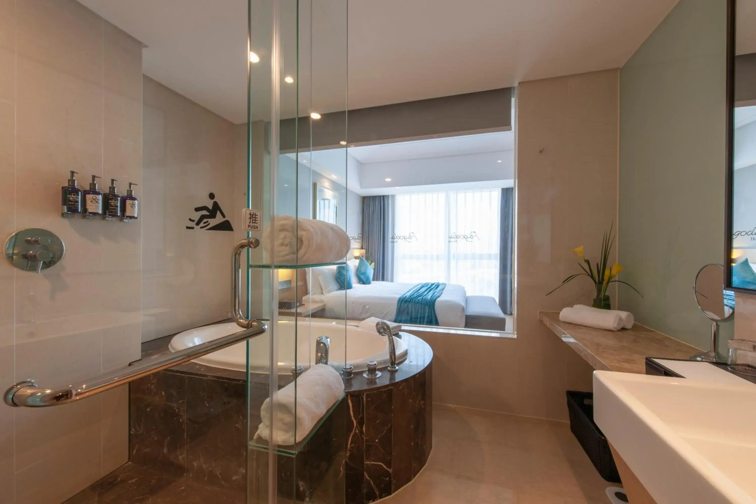 Bathroom, Bed in Shanghai Baixia Pagoda Hotel Bathroom, Bed in Shanghai Baixia Pagoda Hotel