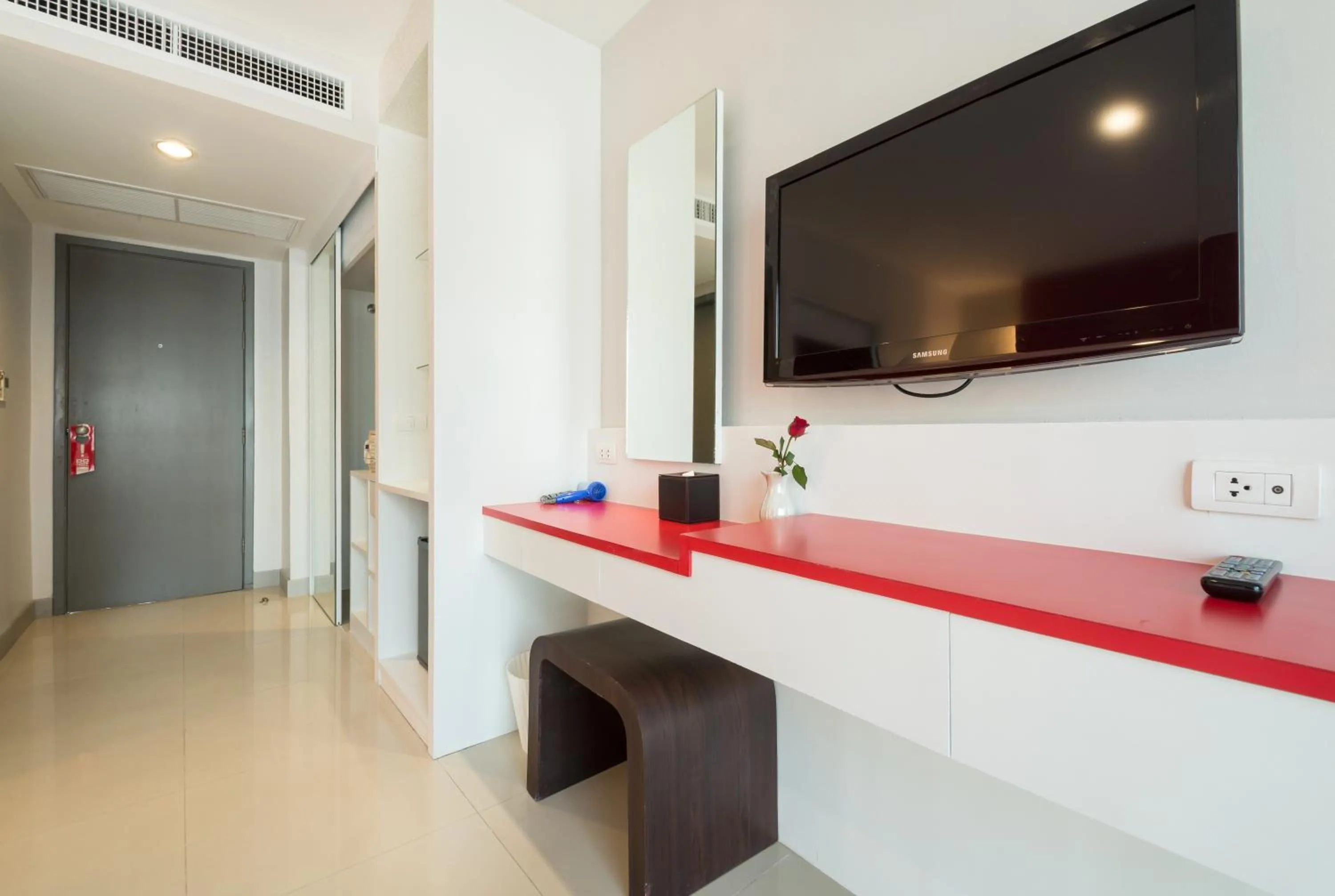 Communal lounge/ TV room in Alfresco Phuket Hotel