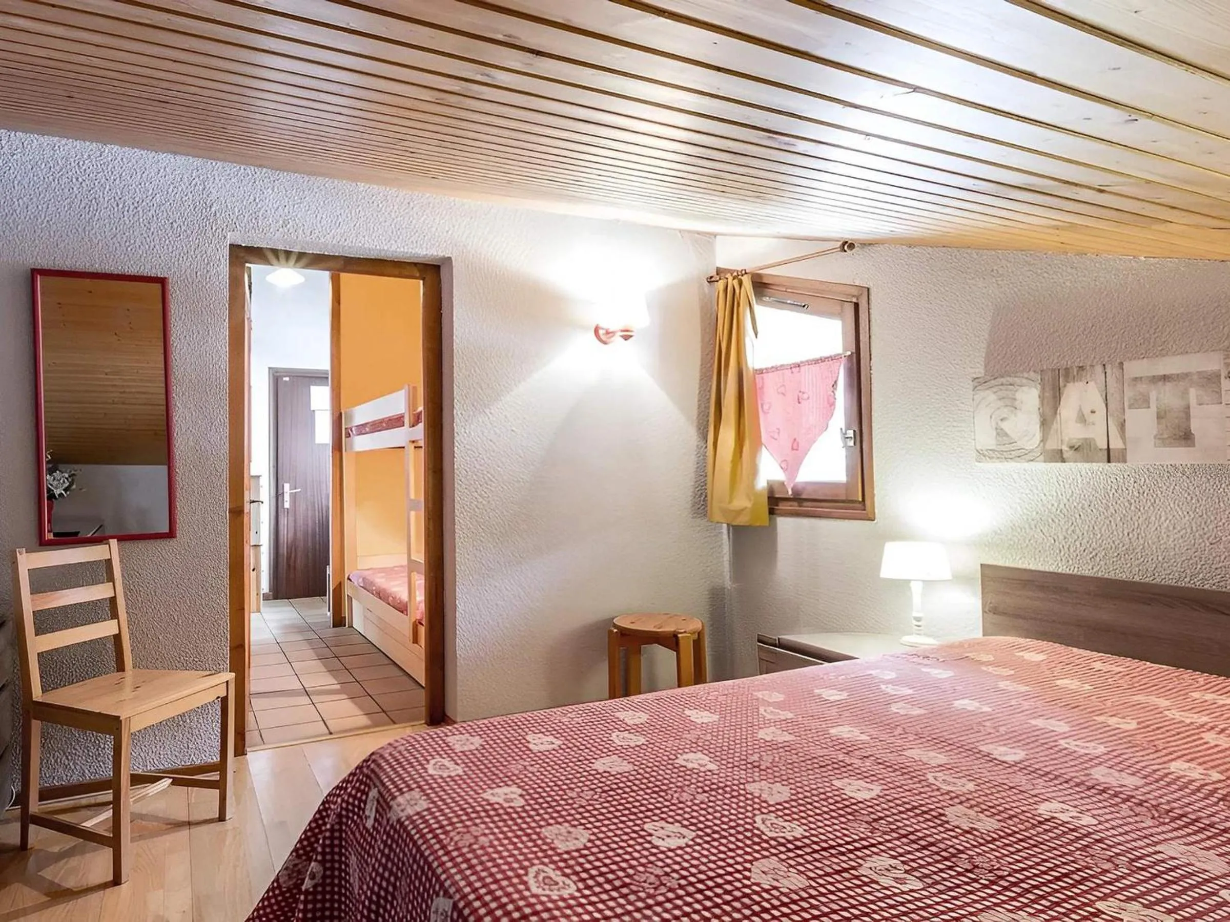 Bed in Charmant 2 pièces avec cheminée, près des pistes, garage inclus - FR-1-304-85