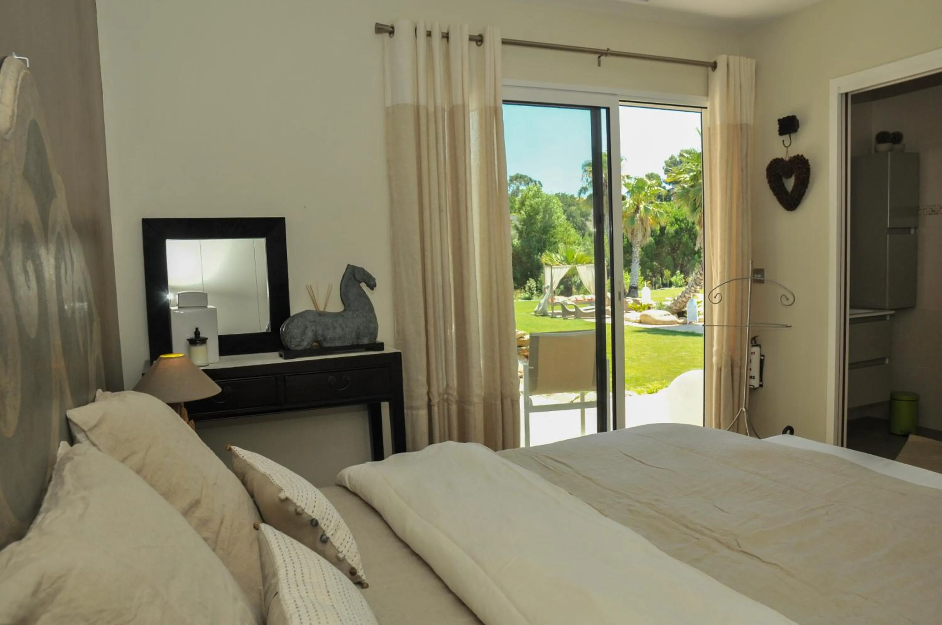 Photo of the whole room, Bed in Escapades Lointaines