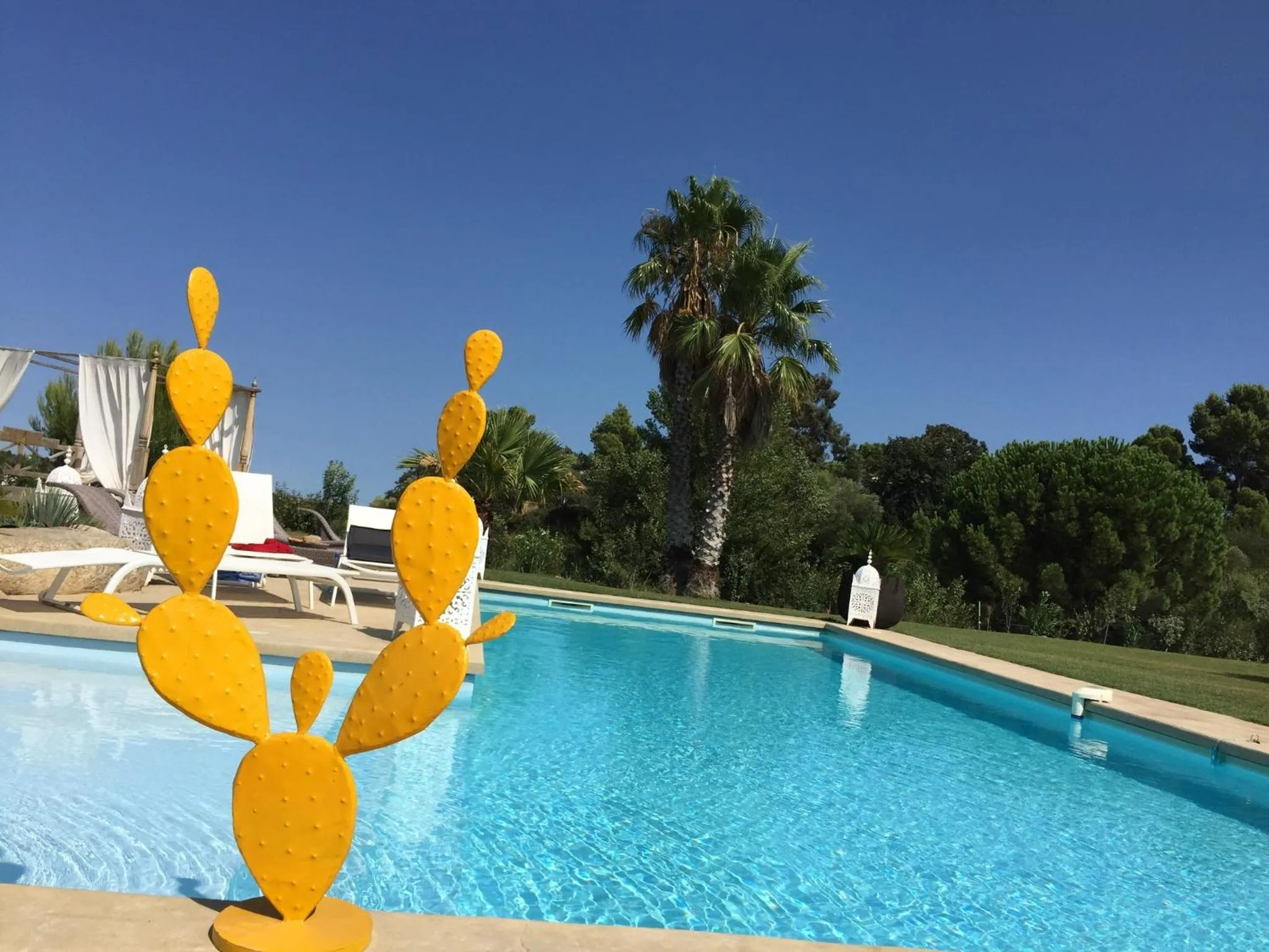 Pool view in Escapades Lointaines