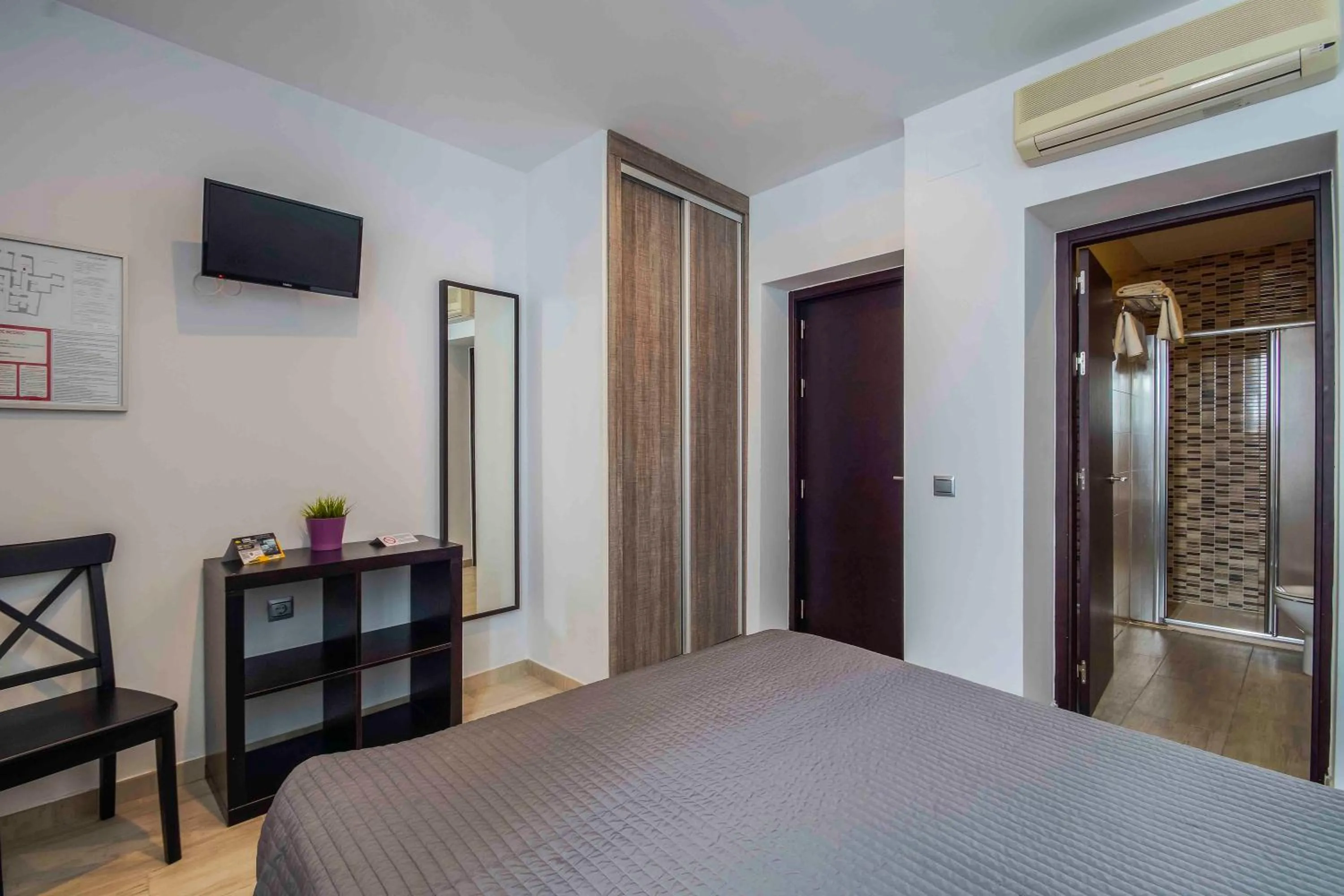 Bathroom, Bed in Hotel Campito