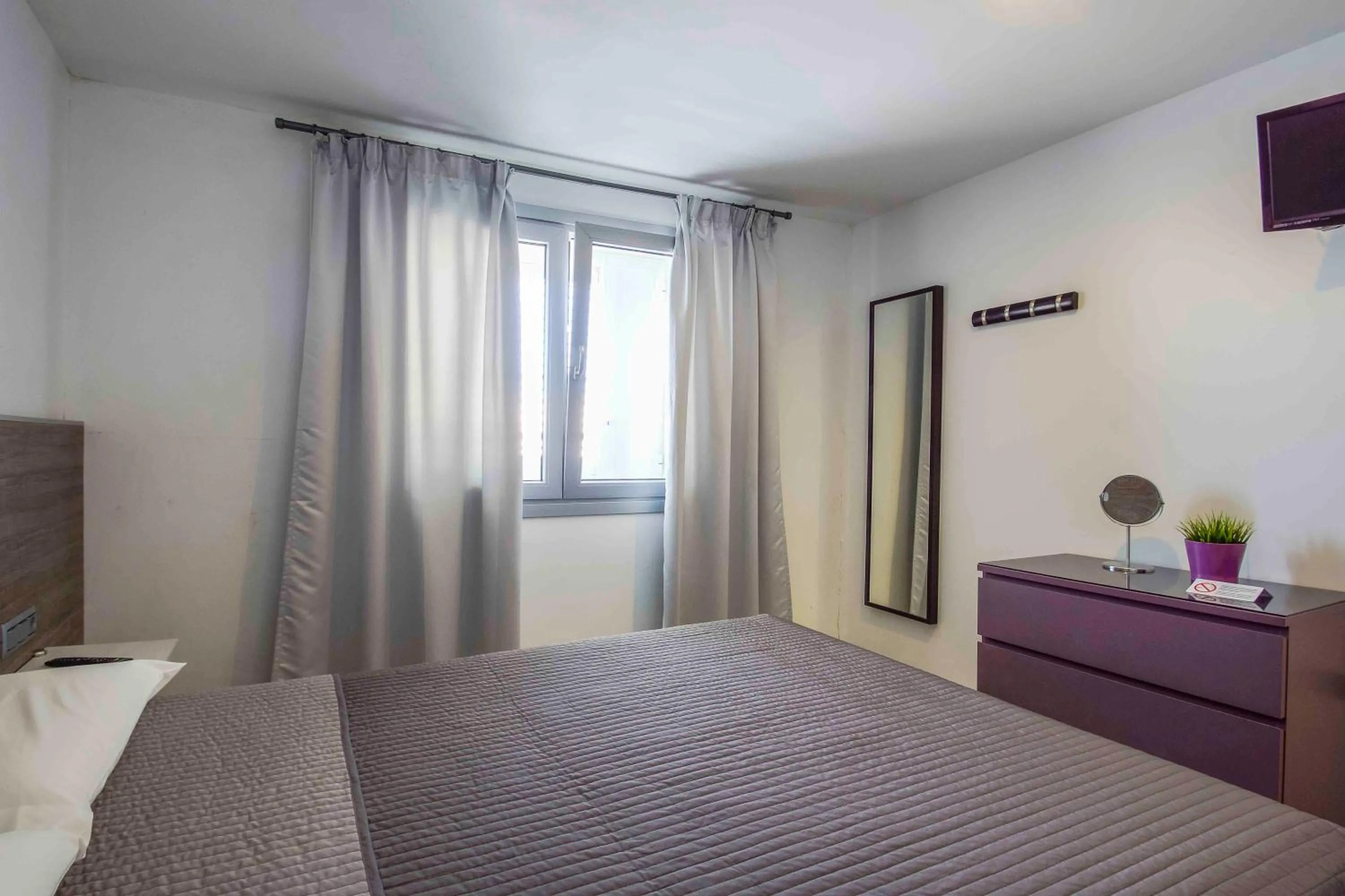 Bathroom, Bed in Hotel Campito