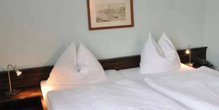 Triple Room in Hotel-Restaurant Moser Pöchlarn Triple Room in Hotel-Restaurant Moser Pöchlarn