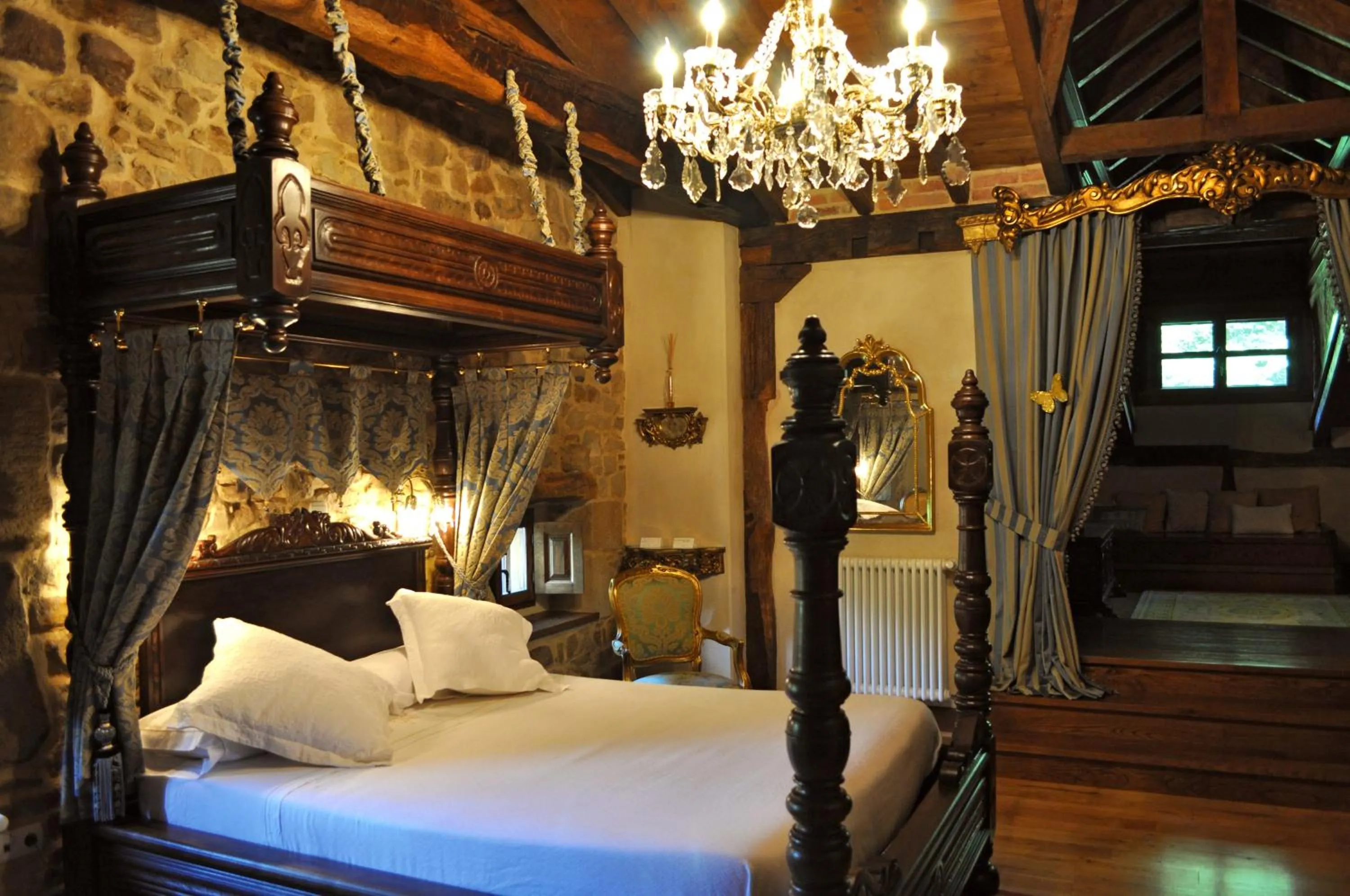 Photo of the whole room, Bed in Palacio de Trasvilla