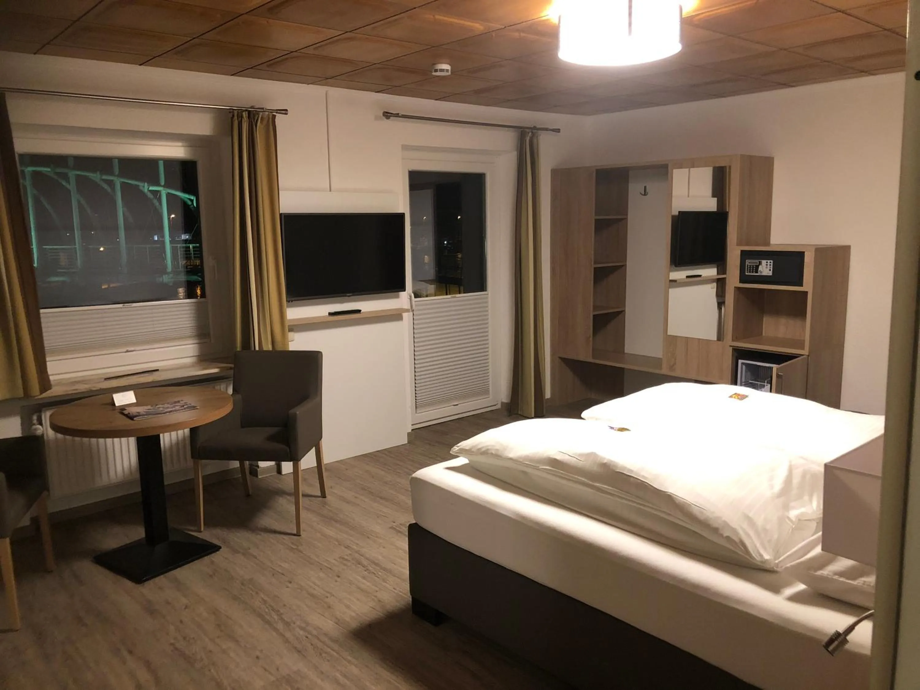 Seating area, Bed in Heeren's Hotel Garni
